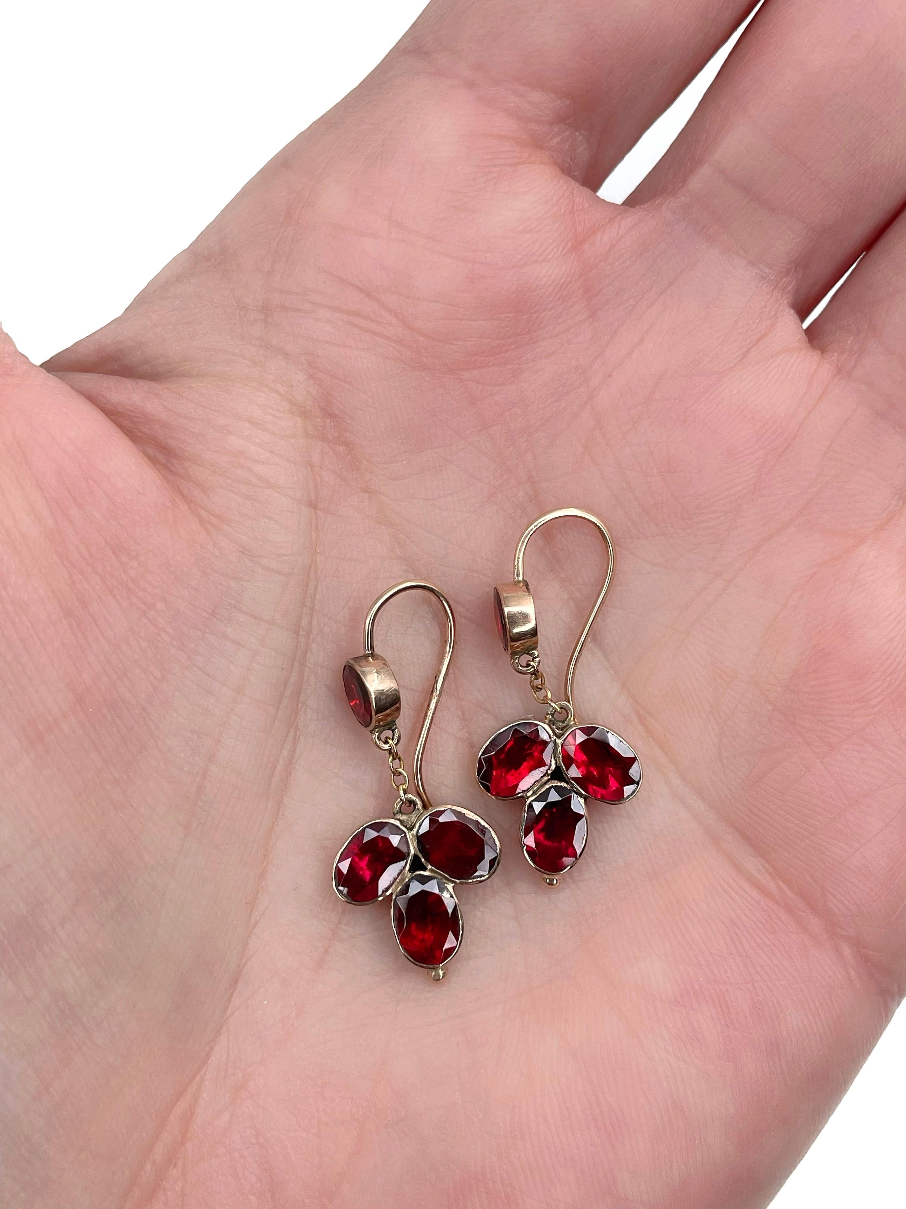 This is a pair of Victorian dangle earrings crafted in 9K yellow gold. Circa 1900. 

The piece features beautiful red round and oval shape garnets. 

Weight: 2.29g
Length: 3cm

———

If you have any questions, please feel free to ask. We describe our