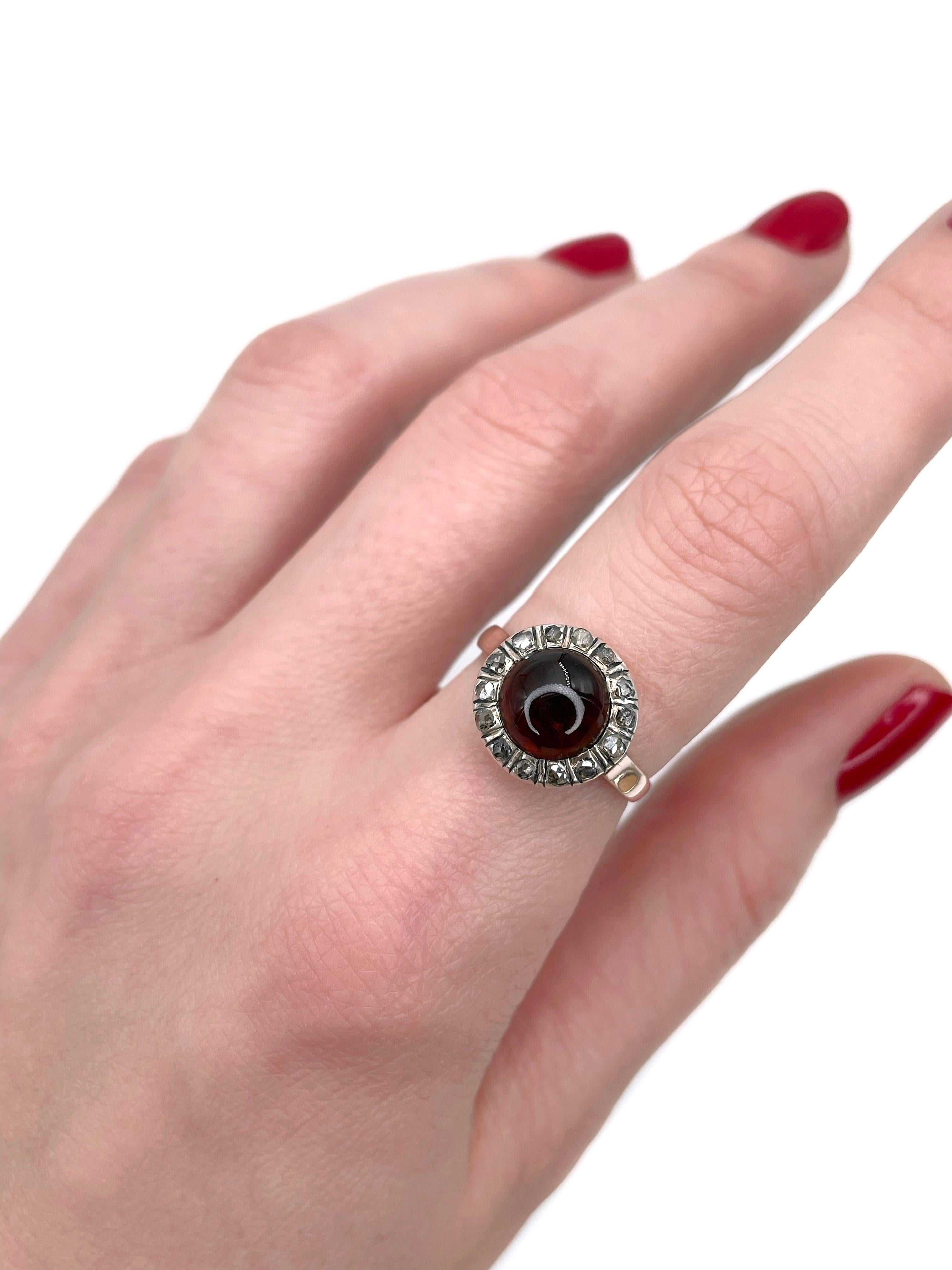 Dies ist ein viktorianischer Cluster-Ring aus 925er Silber. Sie ist vergoldet. Um 1890. 

Das Stück weist folgende Merkmale auf:
- 1 Cabochon aus dunkelbraunroter Paste 
- 14 Diamanten (Rosenschliff, TW 0,15ct, W-T, SI-P1)

Gewicht: 3.36 g
Größe: