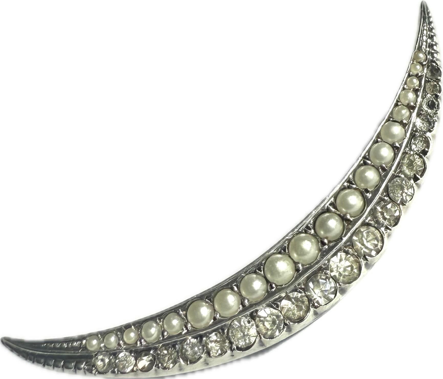 Victorian Antique Sterling Silber Mondsichel / Mond Brosche mit Saatgut Perlen und Paste gesetzt, aus den frühen 1900er Jahren, in sehr gutem Zustand.

MASSNAHMEN
Ungefähr 6 Zentimeter 
Gewicht 4,40 Gramm

Keine Punzierungen: aber als Sterling