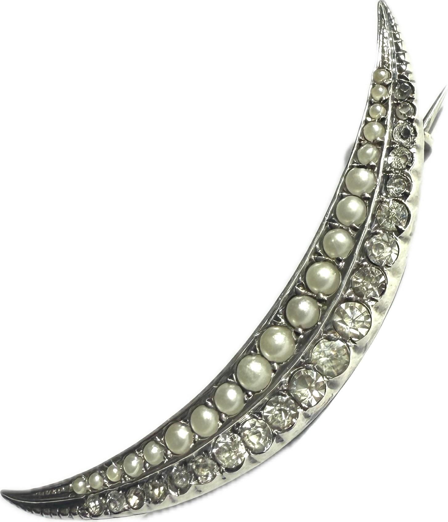 Viktorianische Brosche aus 925er Sterlingsilber mit Halbmond, besetzt mit Perlen, 1990er Jahre (Cabochon) im Angebot