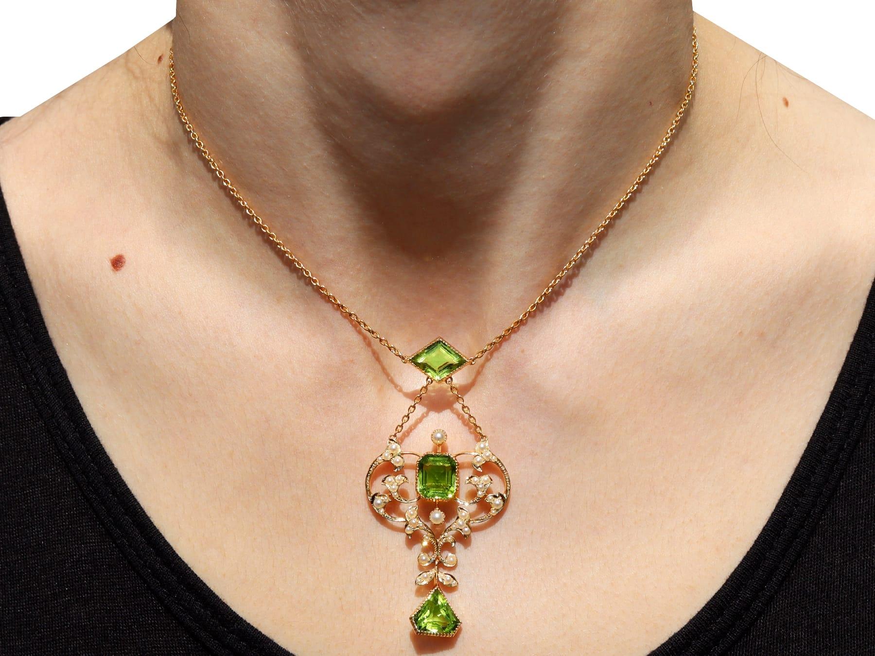 Victorian 9.32 Carat Peridot and Seed Pearl 15k Yellow Gold Necklace  For Sale 5