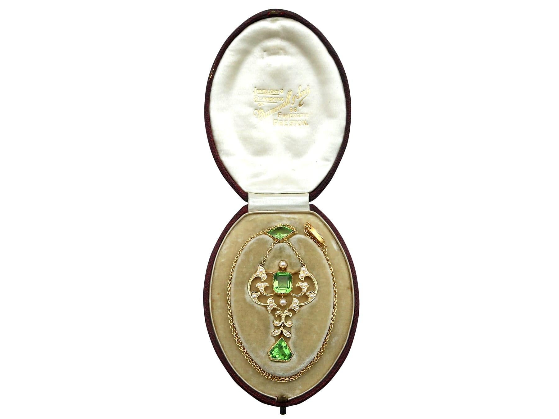 Women's or Men's Victorian 9.32 Carat Peridot and Seed Pearl 15k Yellow Gold Necklace  For Sale