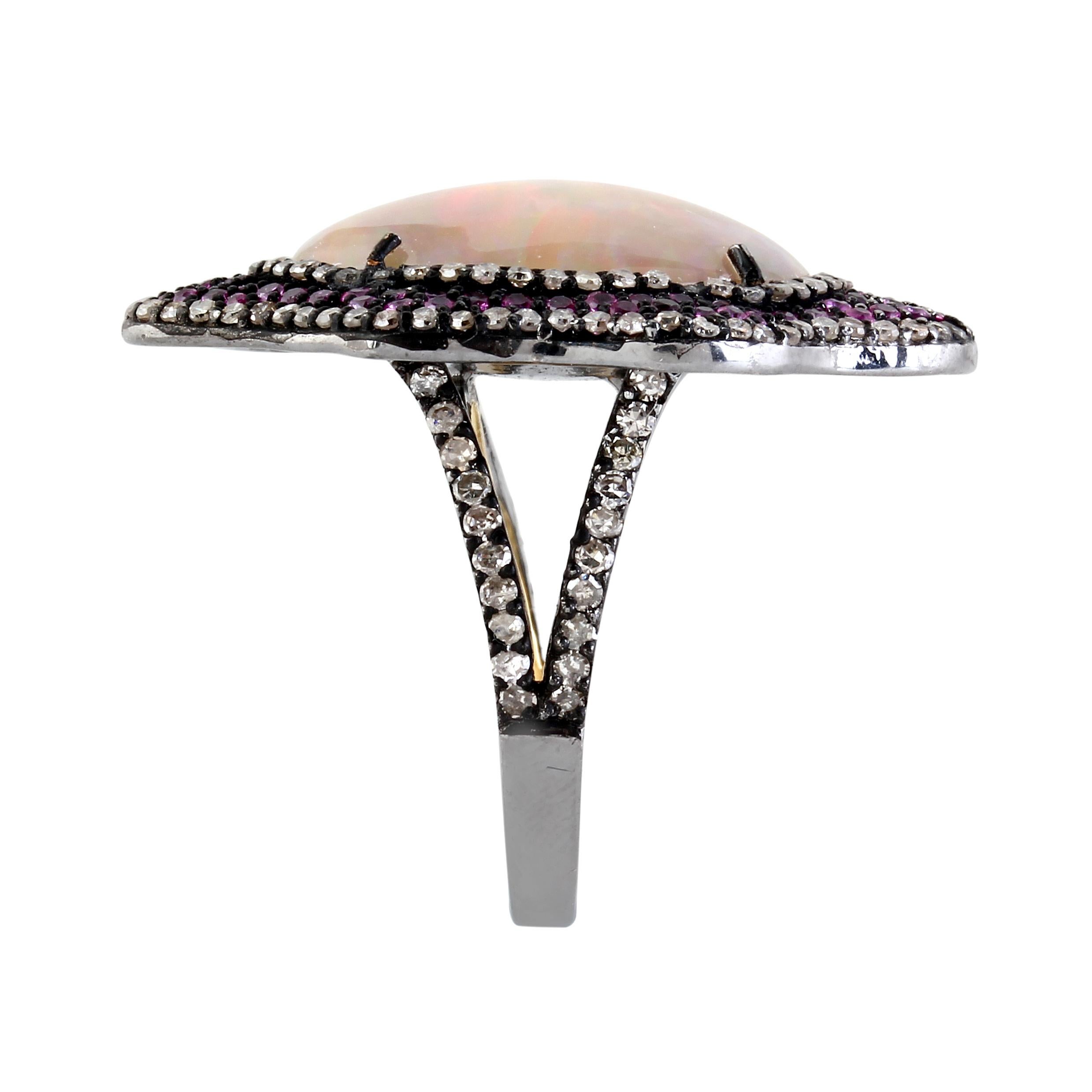 Viktorianisches 9,4 Karat.T.W. Opal, Rubin und Diamant-Ring mit geteiltem Schaft aus 18K/925 Silber im Zustand „Neu“ im Angebot in New York, NY