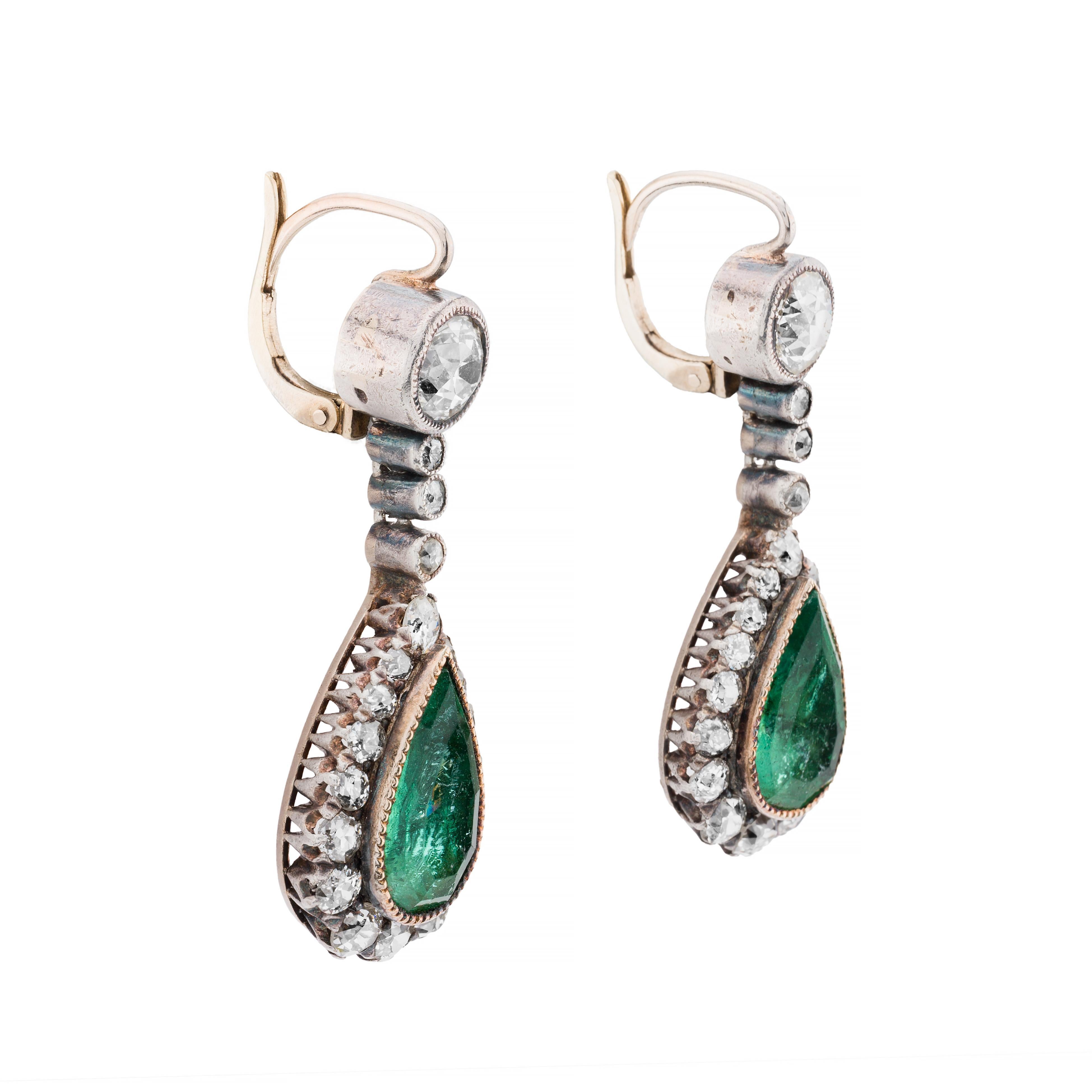 Aston Estate Jewelry stellt vor:

Ein atemberaubendes Paar viktorianischer Ohrringe um 1900 mit exquisiten Smaragden im Birnenschliff. Jeder Ohrring zeigt einen leuchtend grünen Smaragd, der elegant von einem alten Minenschliff umgeben ist. 