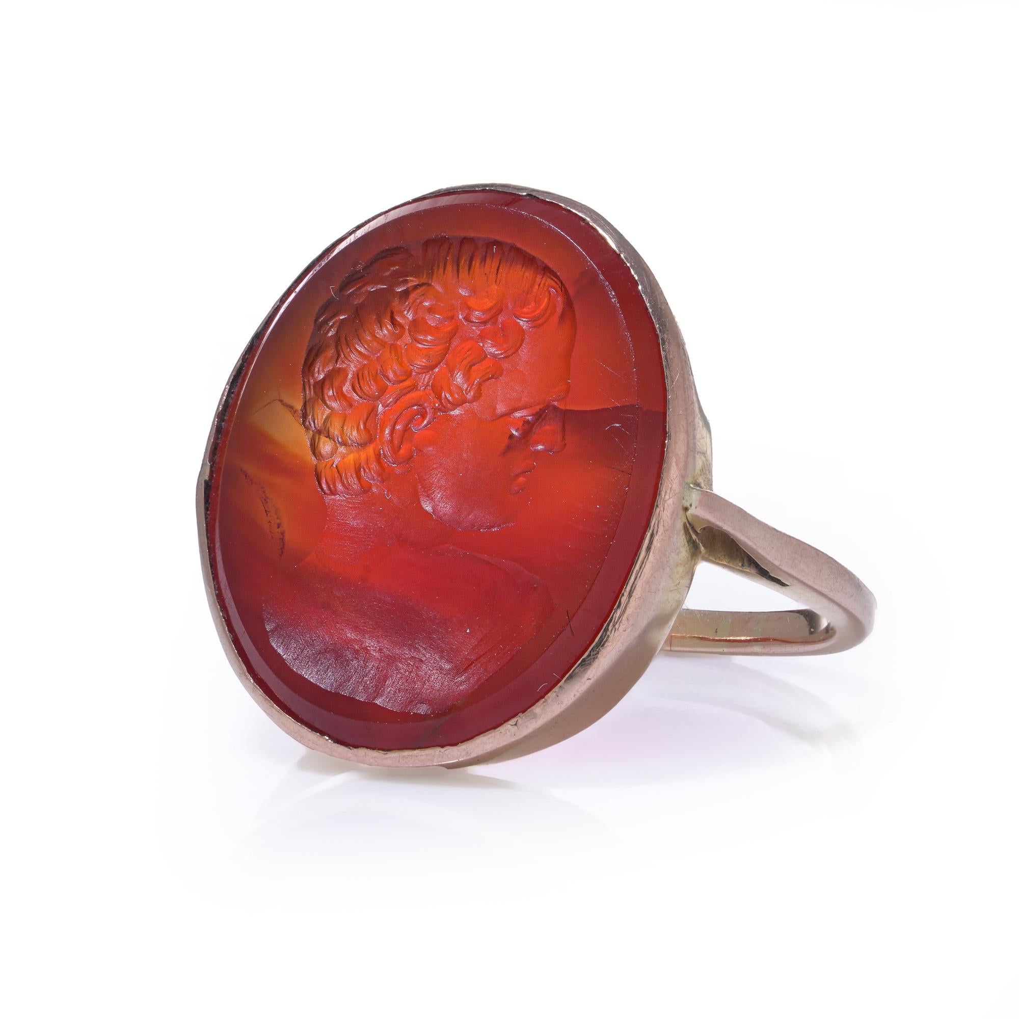 Vittoriano Anello vittoriano in oro 9ct con cammeo di corniola in vendita