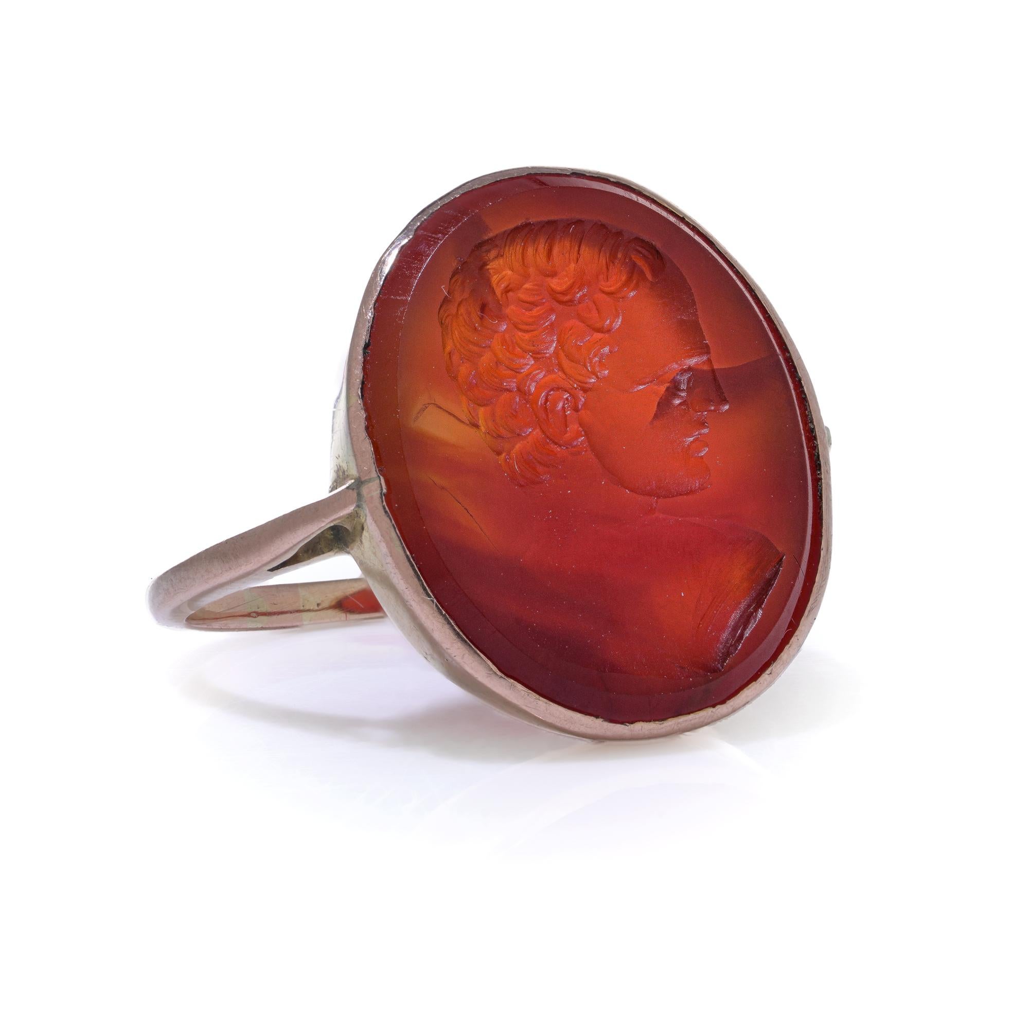 Taglio rotondo Anello vittoriano in oro 9ct con cammeo di corniola in vendita