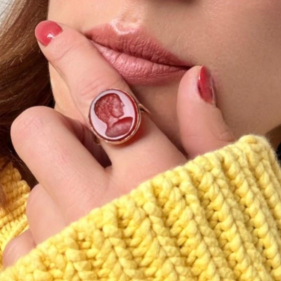 Anello vittoriano in oro 9ct con cammeo di corniola in vendita 1