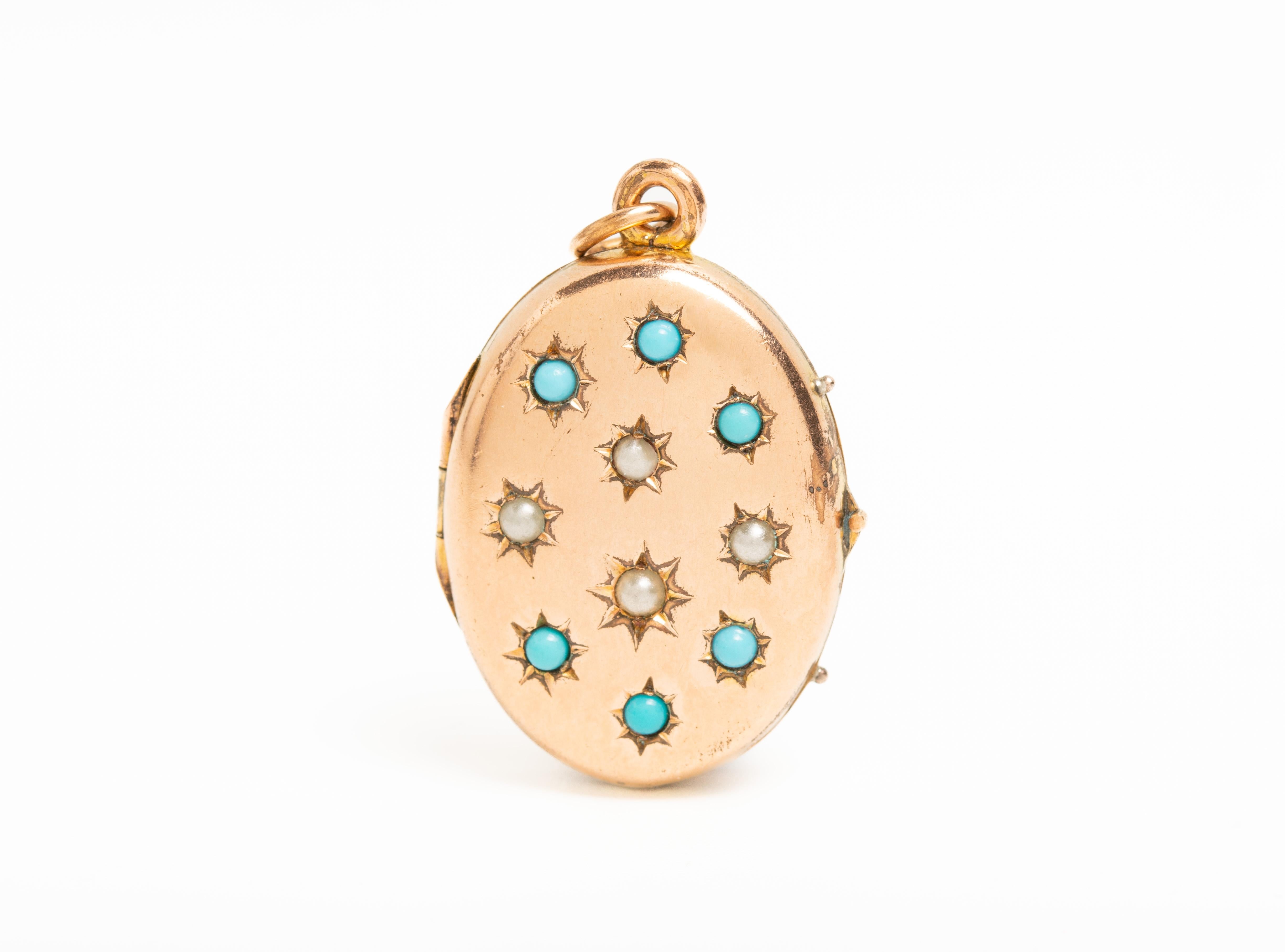 Taille ronde Médaillon victorien en or 9 carats avec turquoise et perles naturelles à l'avant et à l'arrière en vente