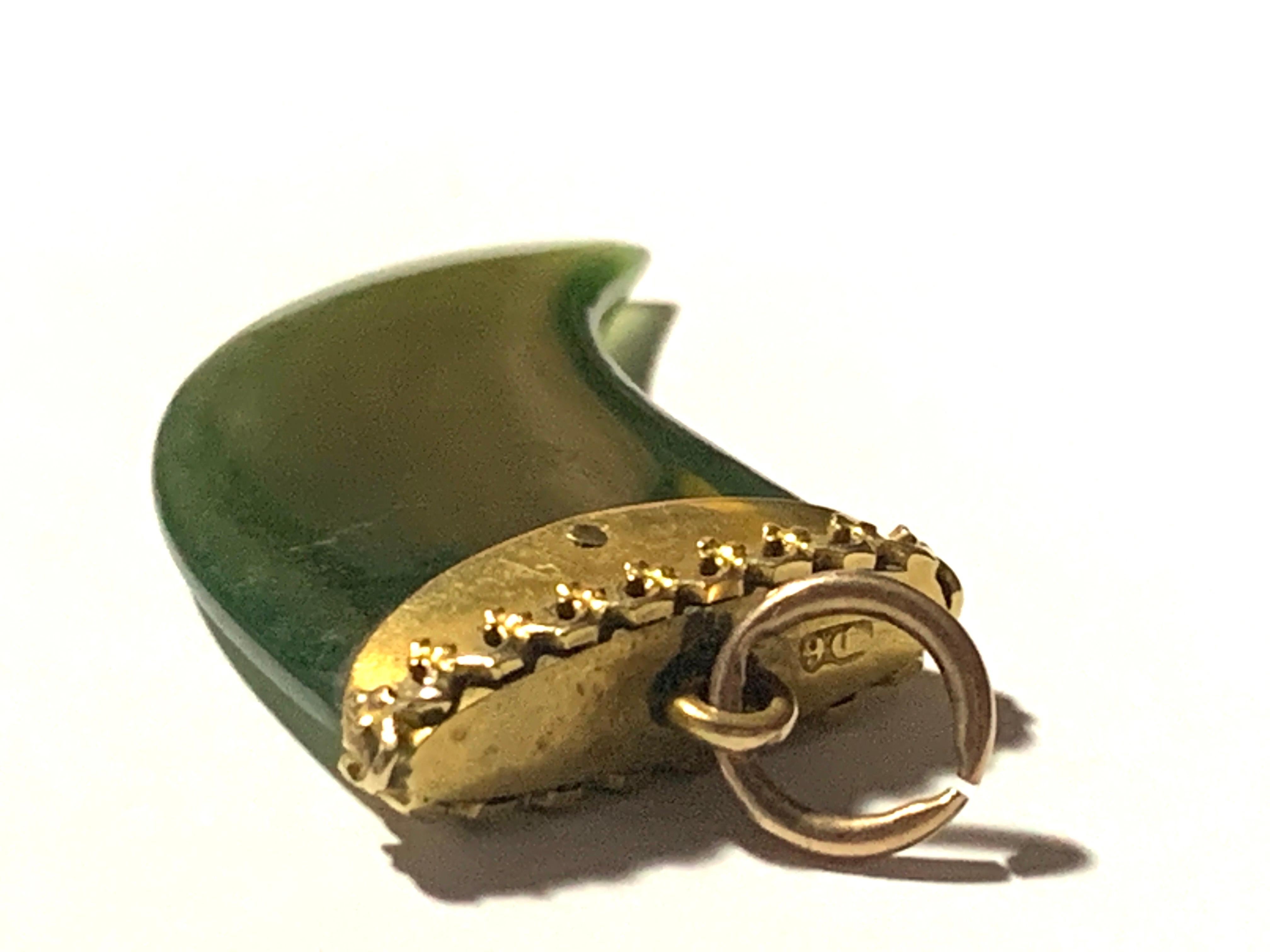 Victorian 9ct Gold Mounted Jade Tiger Tooth Shaped Pendant In Good Condition In London, GB