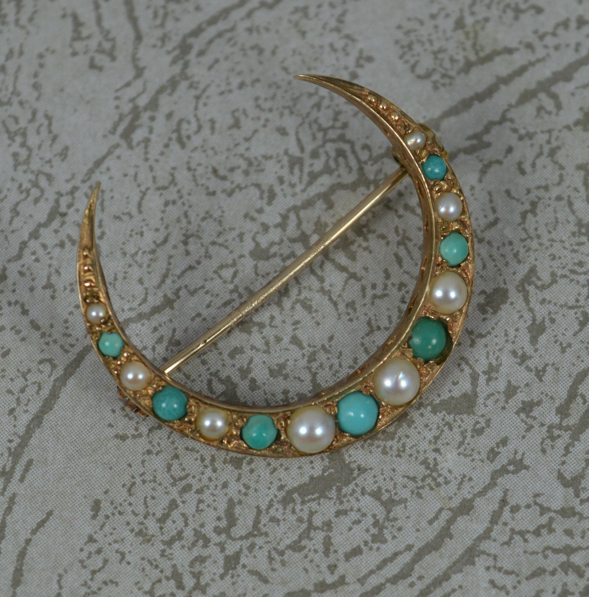 Viktorianische Halbmond-Brosche aus 9 Karat Gold mit Türkis und Perlen, um 1900 (Rundschliff) im Angebot