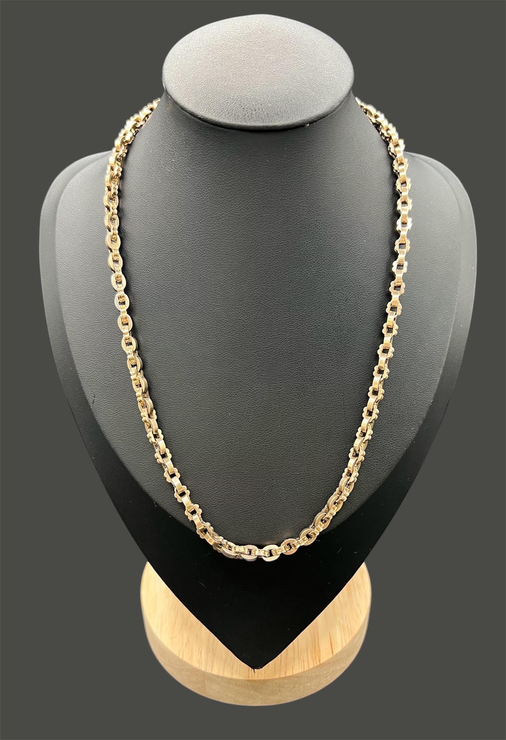 Catena a maglie antiche A Link

Oro rosa 9ct Tagged

Circa 1880

Entra nell'eleganza con questa raffinata collana vittoriana a maglie fantasia, realizzata in oro rosa 9ct. La collana presenta un bellissimo motivo alternato di maglie rolo e fantasia