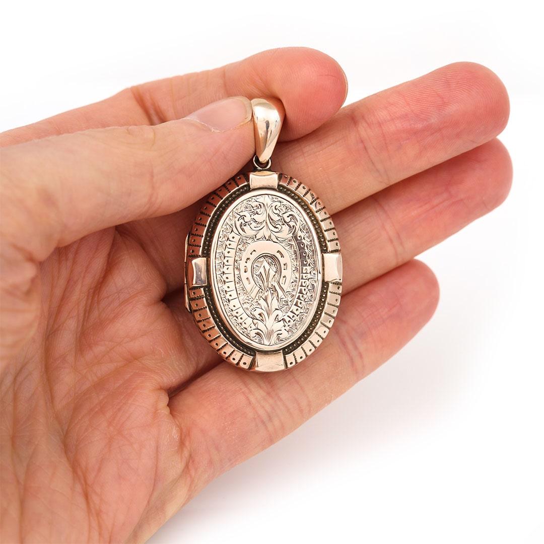Victorian 9ct Rose Gold Horseshoe Oval Locket, Circa 1890 In Good Condition In Lancashire, Oldham