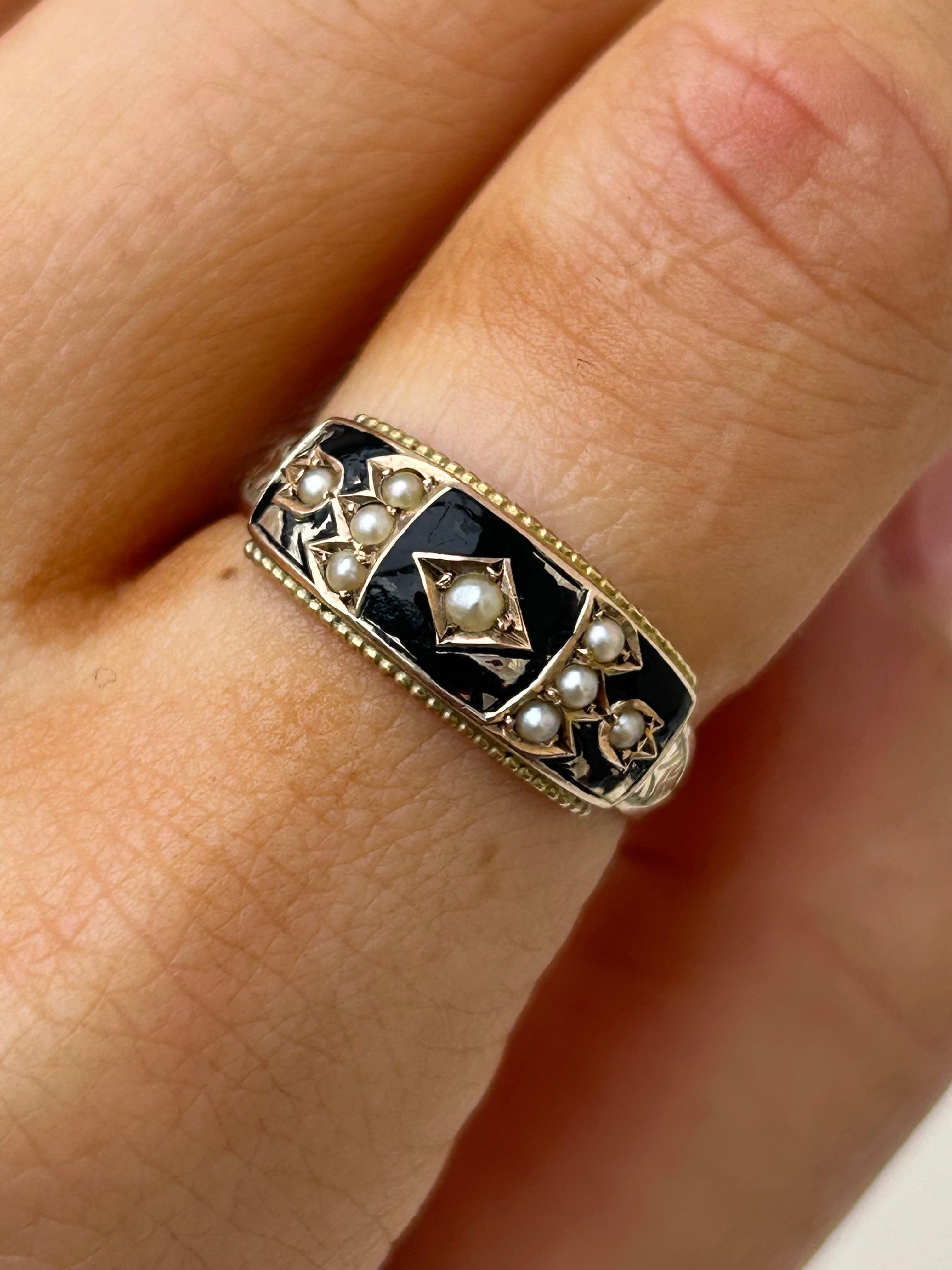 Victorien  Bague en or jaune 9ct, émail noir et perles 

belle bague de charme en émail noir et perles 

L'article est livré sans la boîte figurant sur les photos mais sera présenté dans une boîte cadeau gembank1973.
 
Mesures : Poids 2.24g, taille