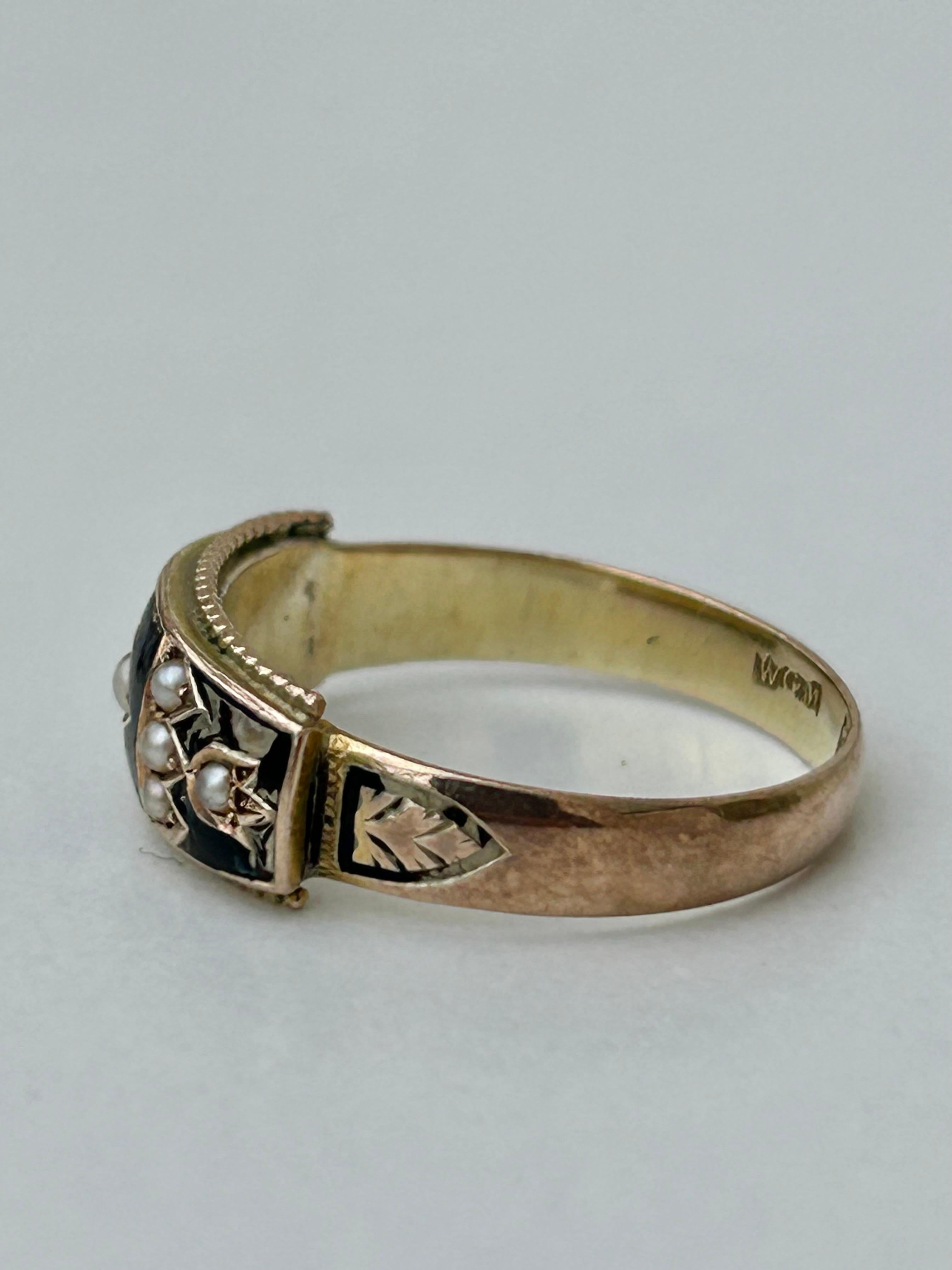 Victorien  Bague en or jaune 9 carats, émail noir et perles Unisexe en vente