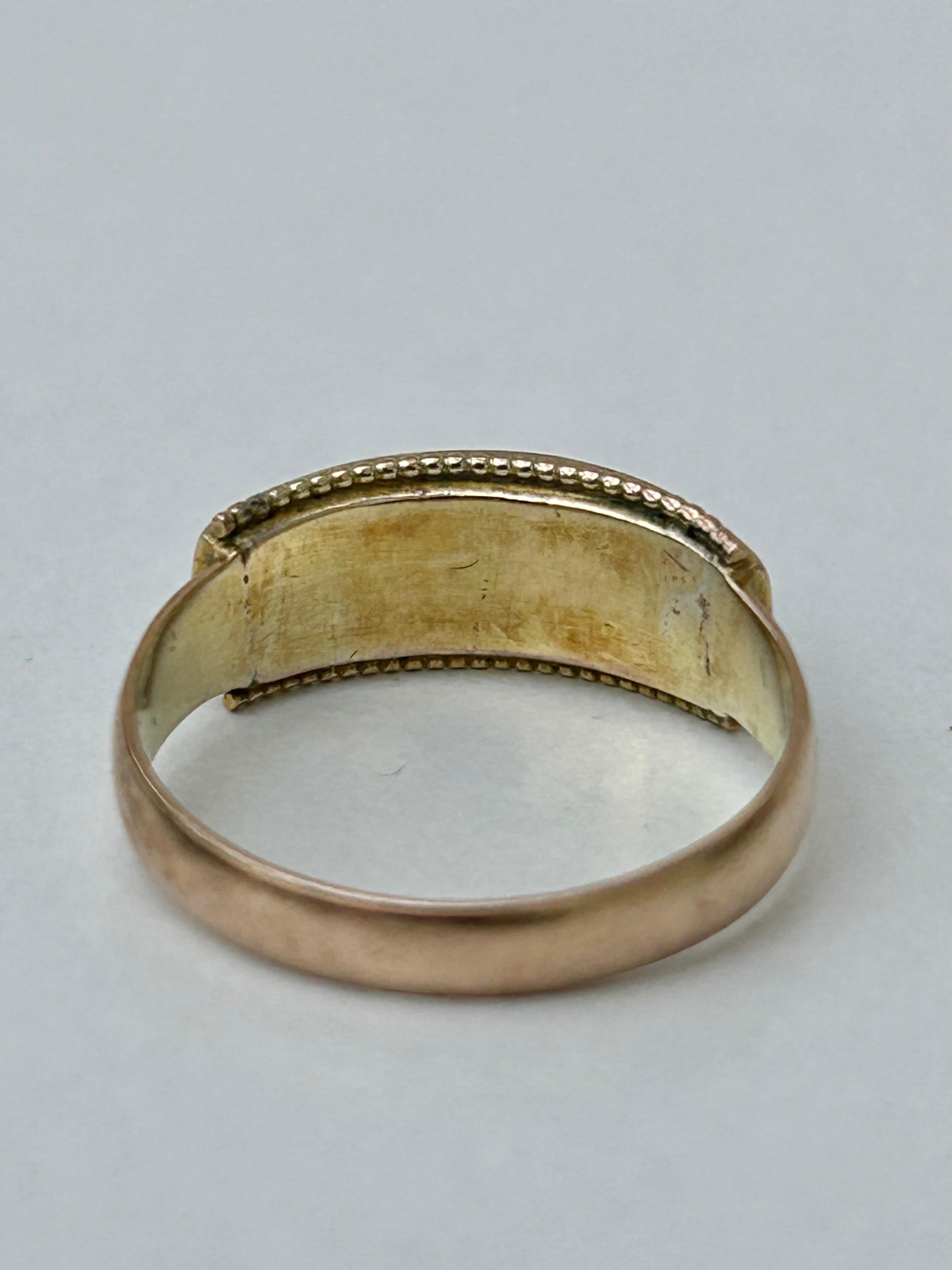 Victorien  Bague en or jaune 9 carats, émail noir et perles en vente 1