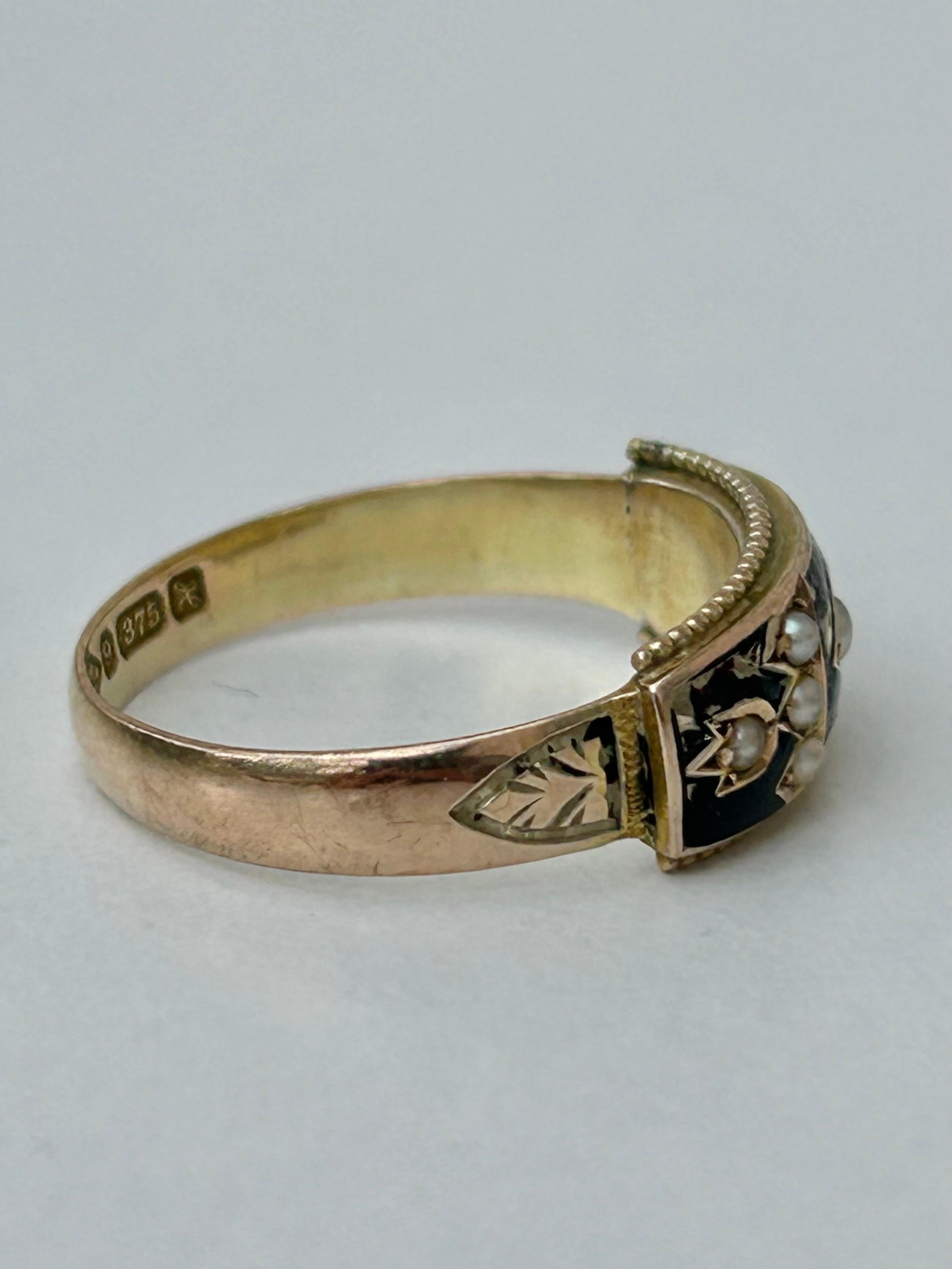 Victorien  Bague en or jaune 9 carats, émail noir et perles en vente 2