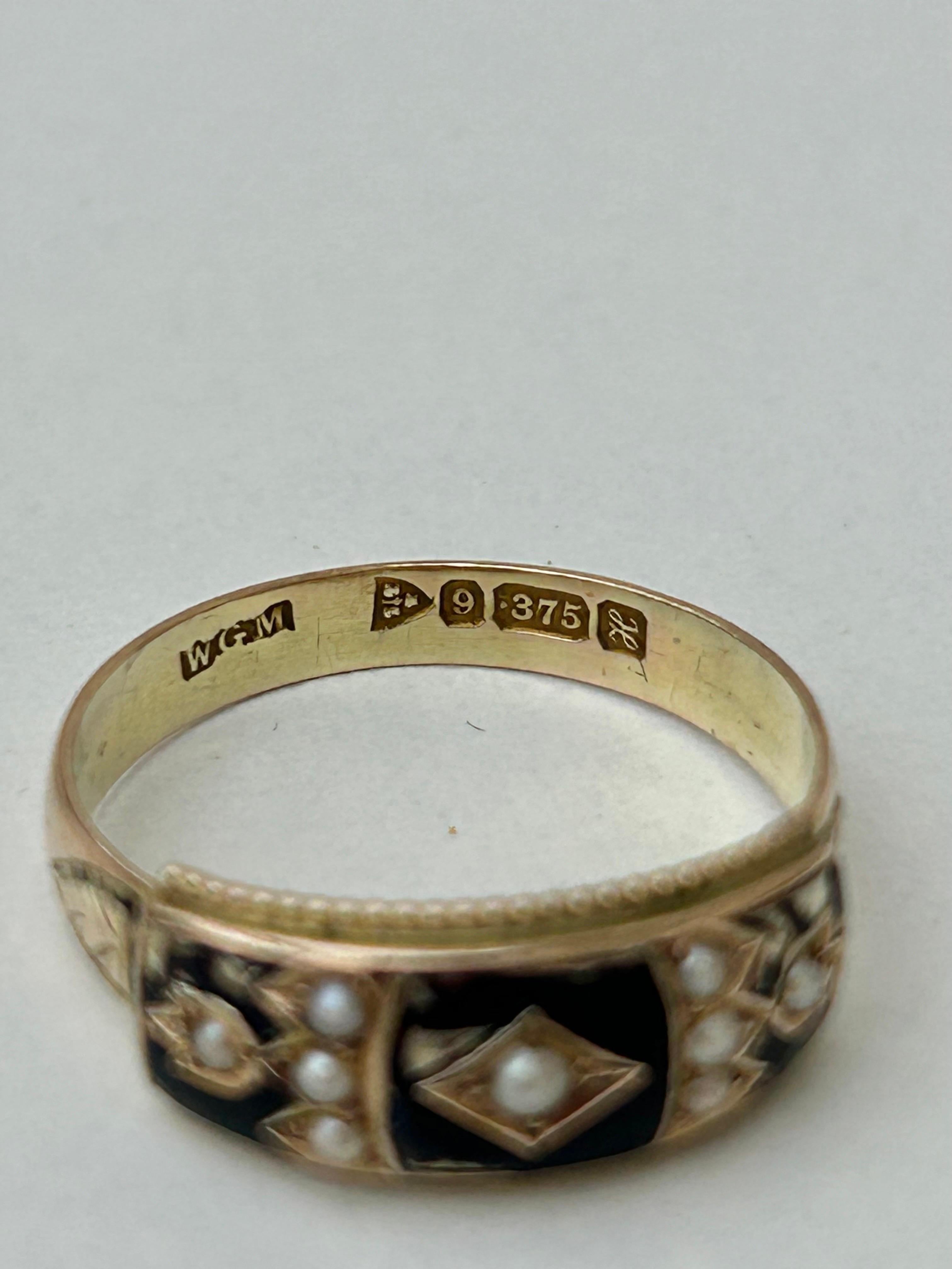 Victorien  Bague en or jaune 9 carats, émail noir et perles en vente 3