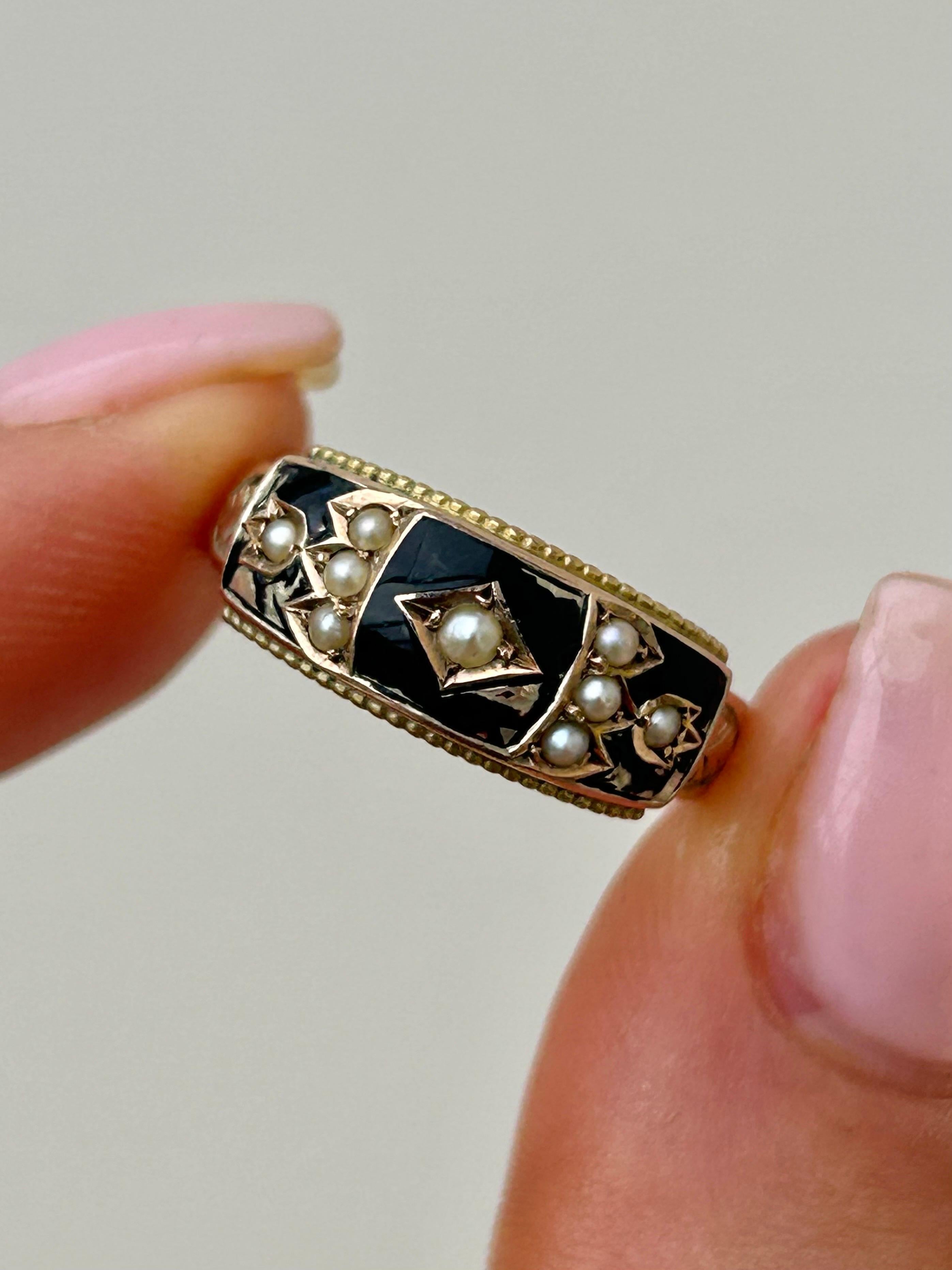 Victorien  Bague en or jaune 9 carats, émail noir et perles