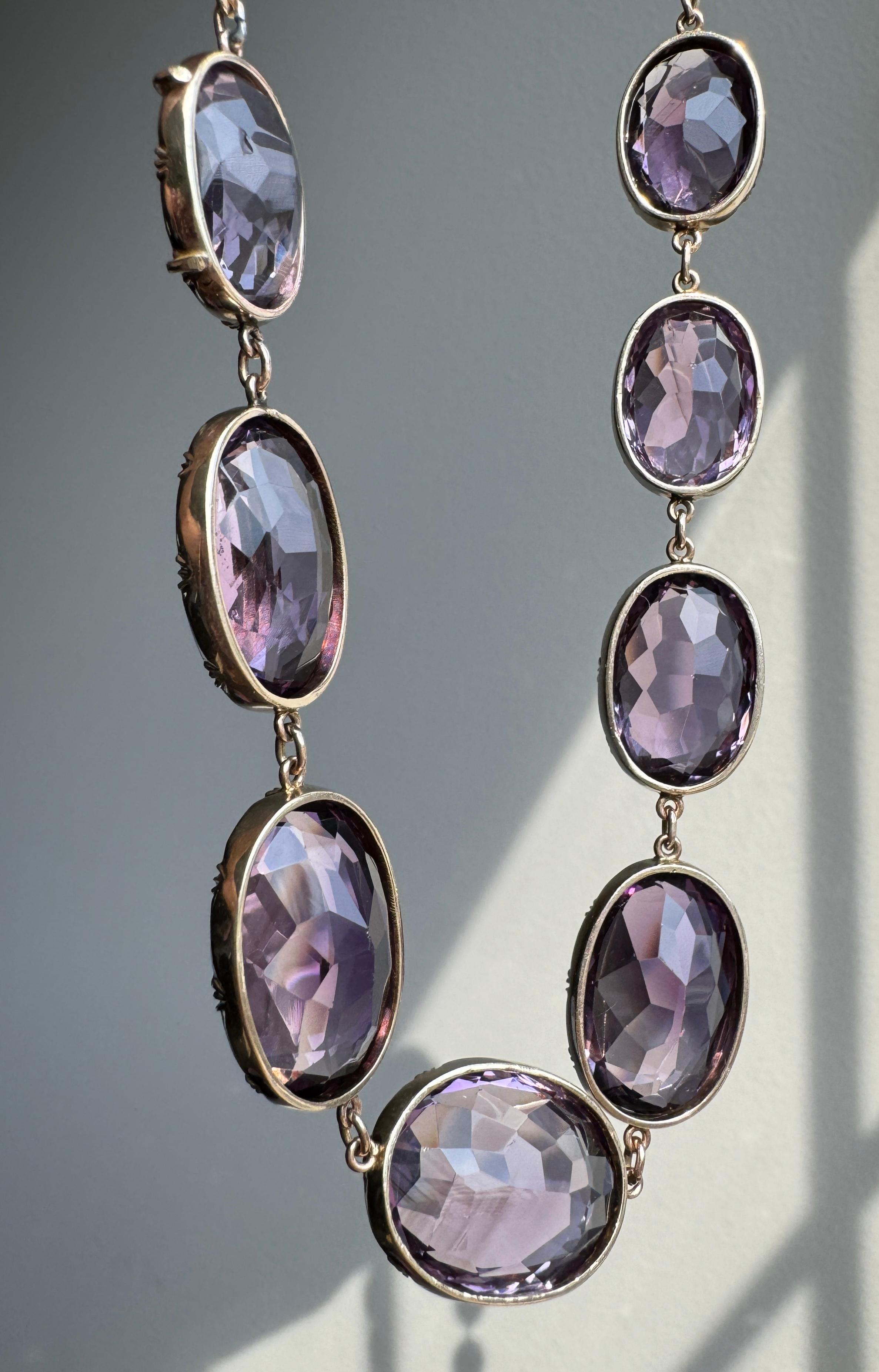 Questa elegante collana vittoriana a riviere è composta da diciassette stazioni graduate di ametista, che terminano con una chiusura a pressione con ametista incastonata. Realizzato in oro 9K. Circa 1880, Inghilterra. 



Misure: 16 3/4
