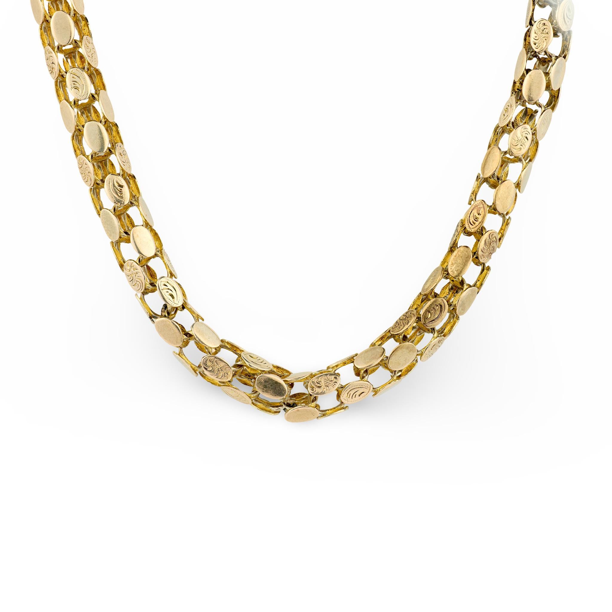 Una bellissima collana a catena di epoca vittoriana (ca. 1880)! Questa spessa catena a scatola è realizzata in oro giallo 9k e ha un fantastico design tridimensionale e flessibile. Alcune maglie di forma ovale sono decorate con delicate incisioni