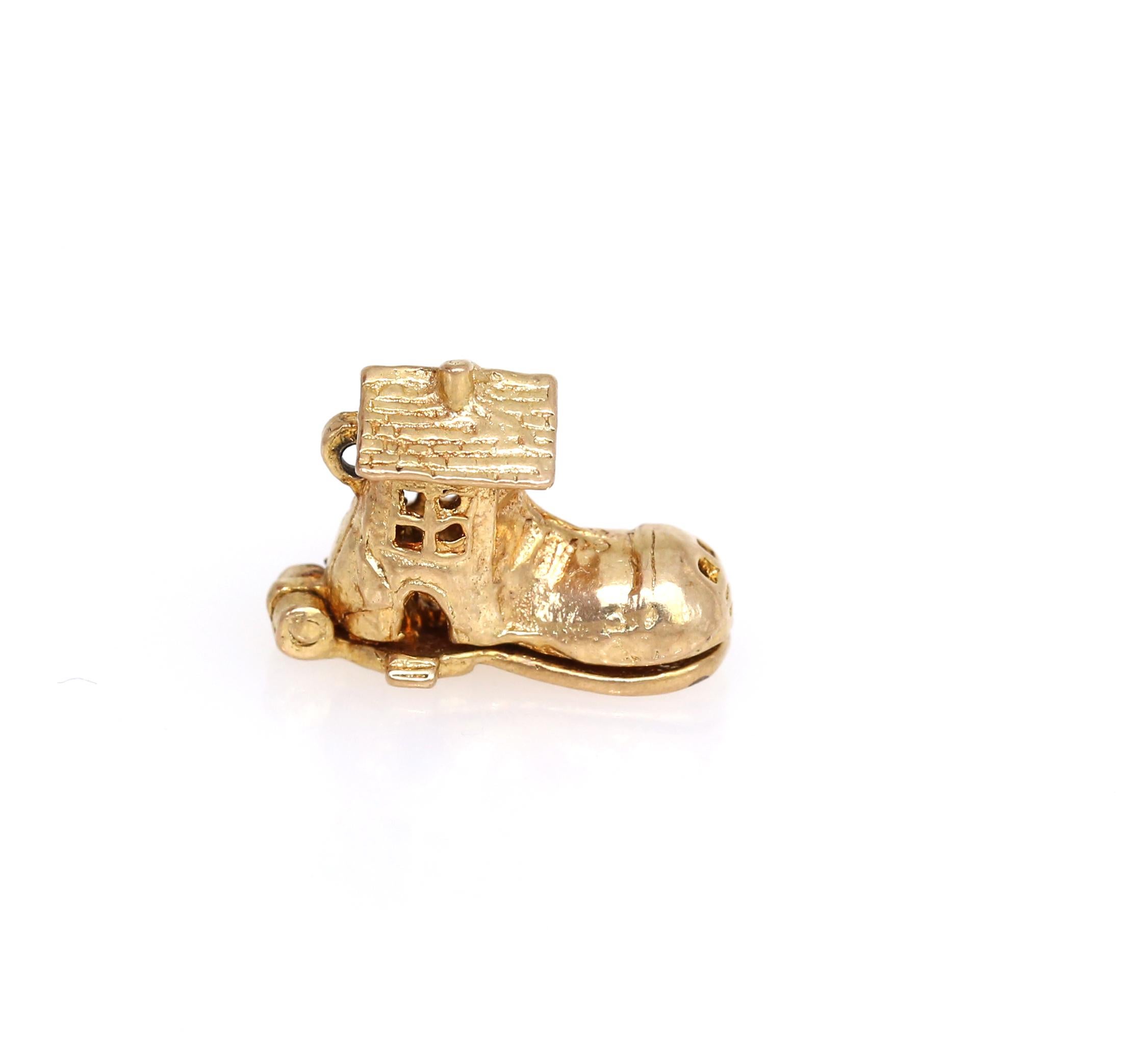 Victorian 9K Gold Charms for Bracelet British Shoe Cuckoo-clock
Charm bracelets have existed for a long time. Victorian 9K Gold items from England are most interesting, they are in its own league. First of all the details are great. The shoe opens
