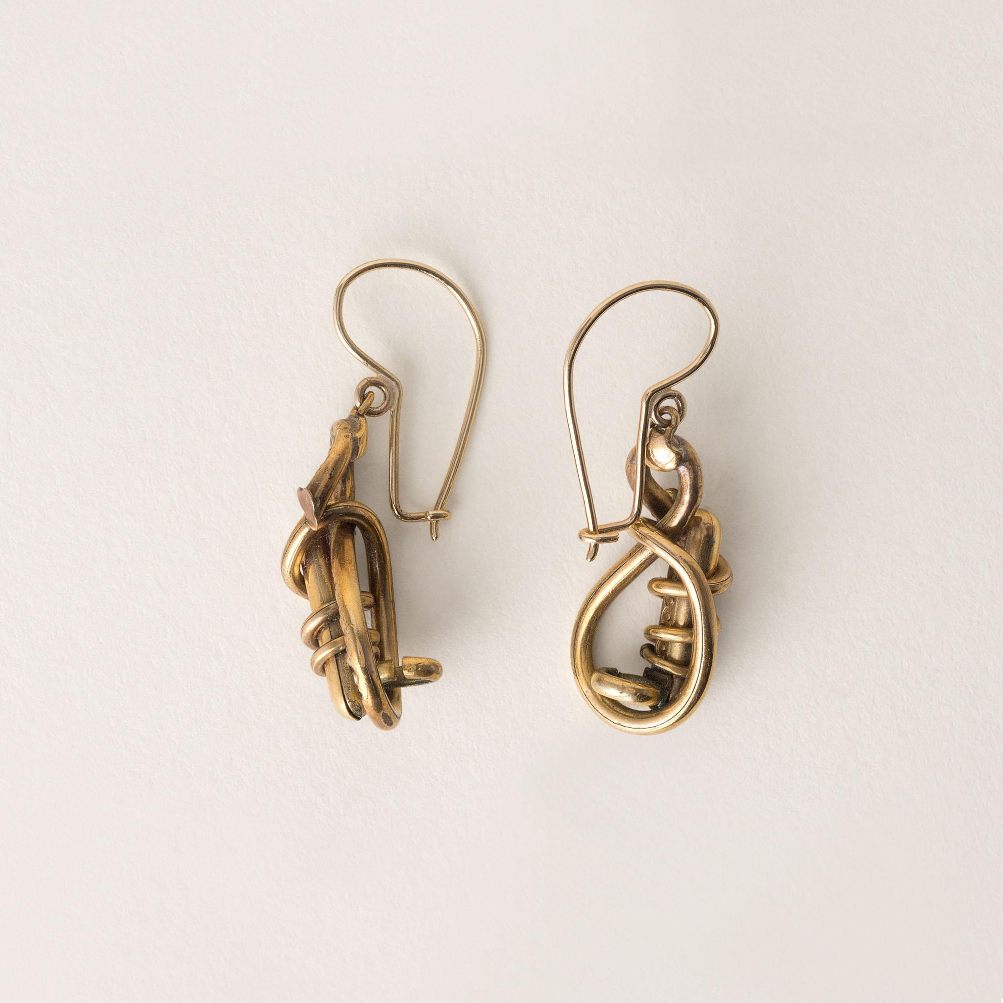Pendientes colgantes victorianos huecos de esmalte dorado
1,75 pulgadas de longitud
Diseño de serpiente infinita con detalle de filigrana
Nuevos ganchos para pendientes añadidos posteriormente
Tubo hueco
Soportes de oro de 14 quilates
5 gramos de