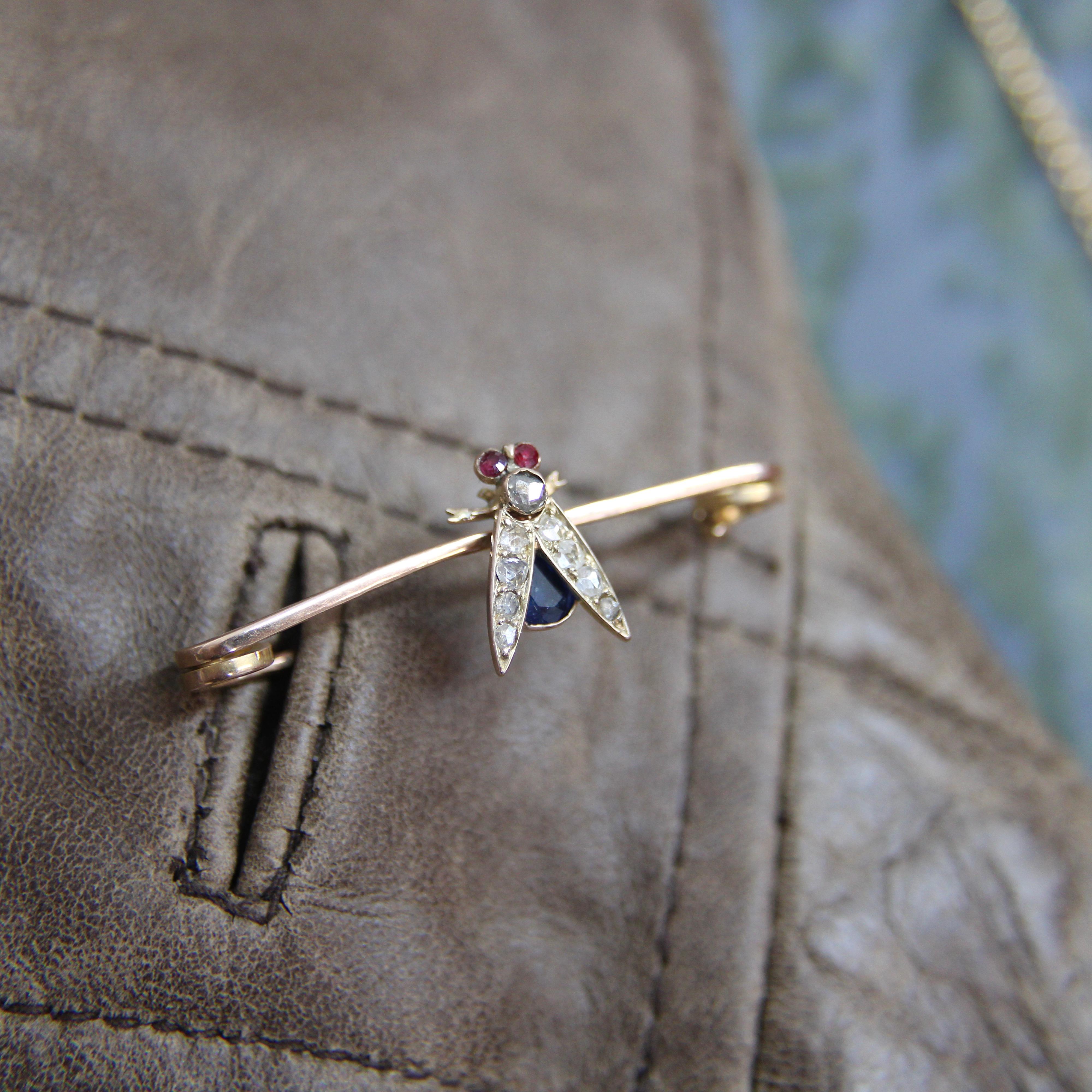 Viktorianische fliegende Anstecknadel oder Brosche aus 9 Karat Gold mit Diamanten, Rubinen und Saphiren  im Zustand „Gut“ im Angebot in Venice, CA