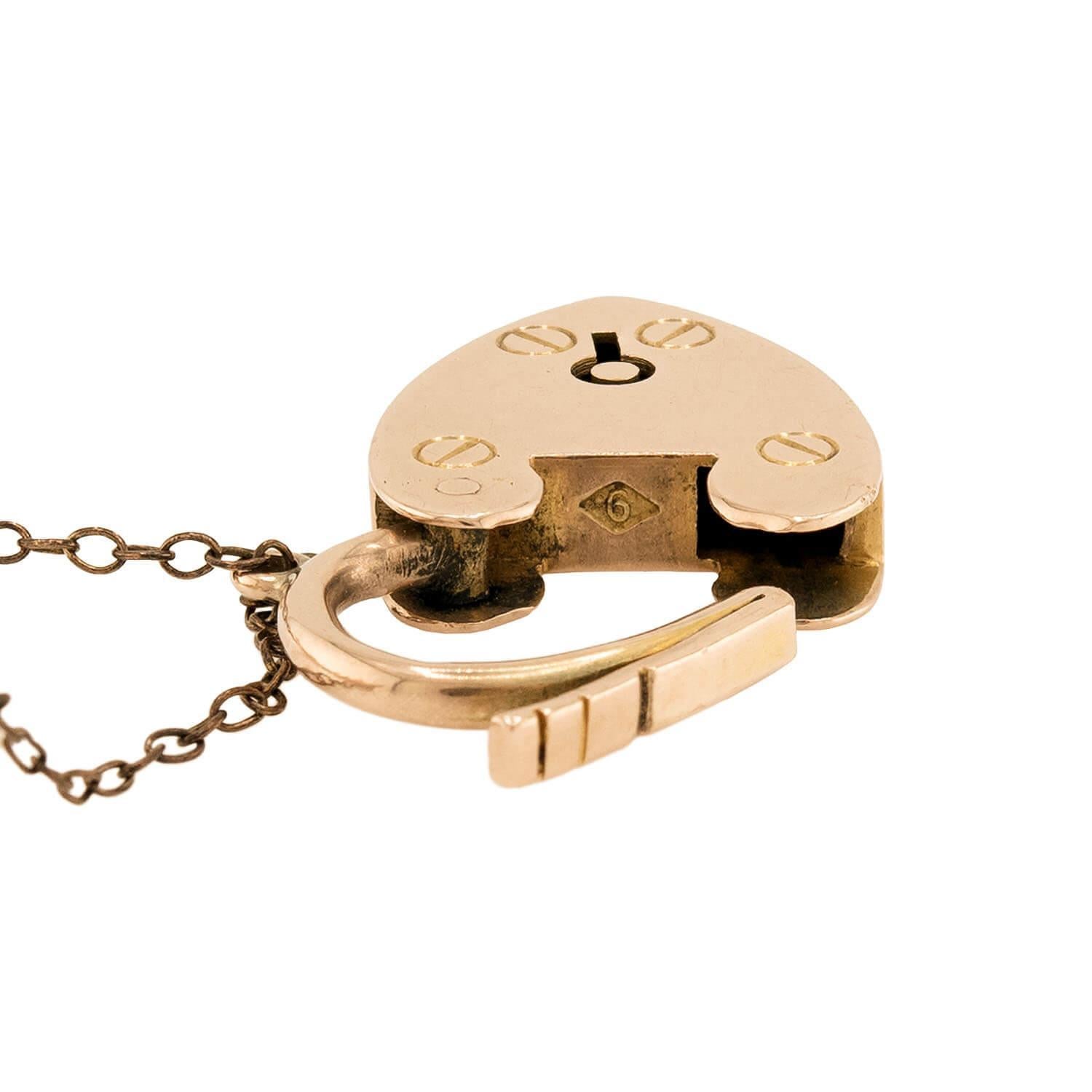 Victorian 9k Heart Padlock Curb Link Bracelet Bon état - En vente à Narberth, PA