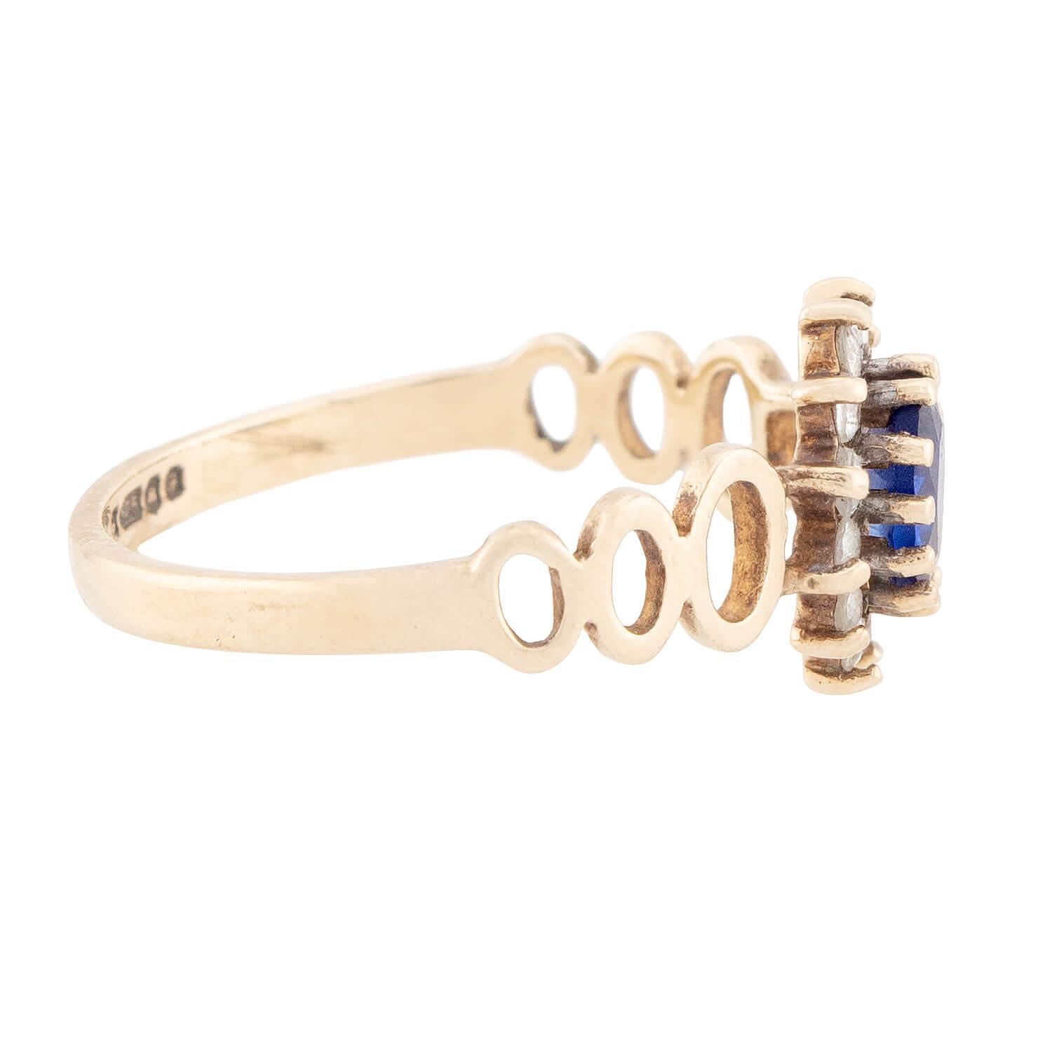 Un bellissimo anello con zaffiro e diamante di epoca vittoriana (ca. 1880)! Realizzato in oro giallo 9 carati, questo pezzo presenta uno zaffiro centrale dal taglio ovale, incastonato in una montatura a dodici punte, che mostra un'incantevole
