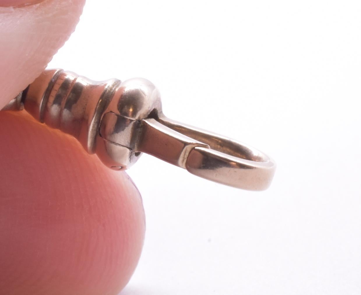 Diese schöne goldene Kette hat ein schönes dickes substantielles Glied und seine glatte und schlüpfrige Textur erinnert an das 