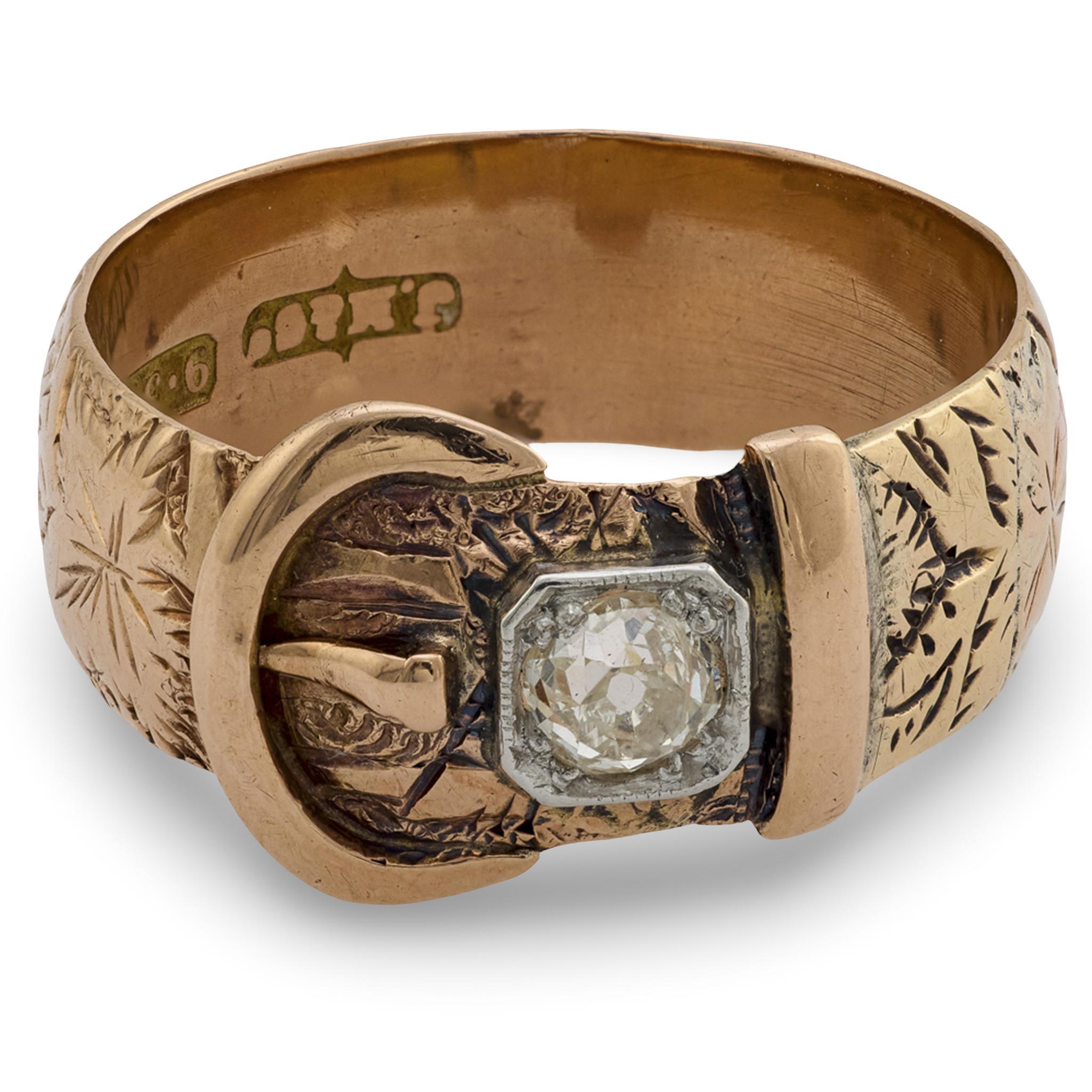 Ein wunderschöner Diamantschnallenring aus der viktorianischen Ära (ca. 1880er Jahre)! Dieses dicke Band aus 9 Karat Roségold und Sterlingsilber ist mit einem Schnallenmotiv versehen. Die Schnalle wird durch einen mit Perlen besetzten Diamanten im