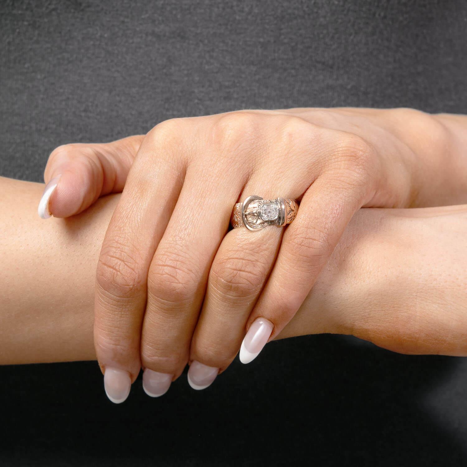 Viktorianischer 9k/Sterling Silber Diamant-Schnallenring im Angebot 1