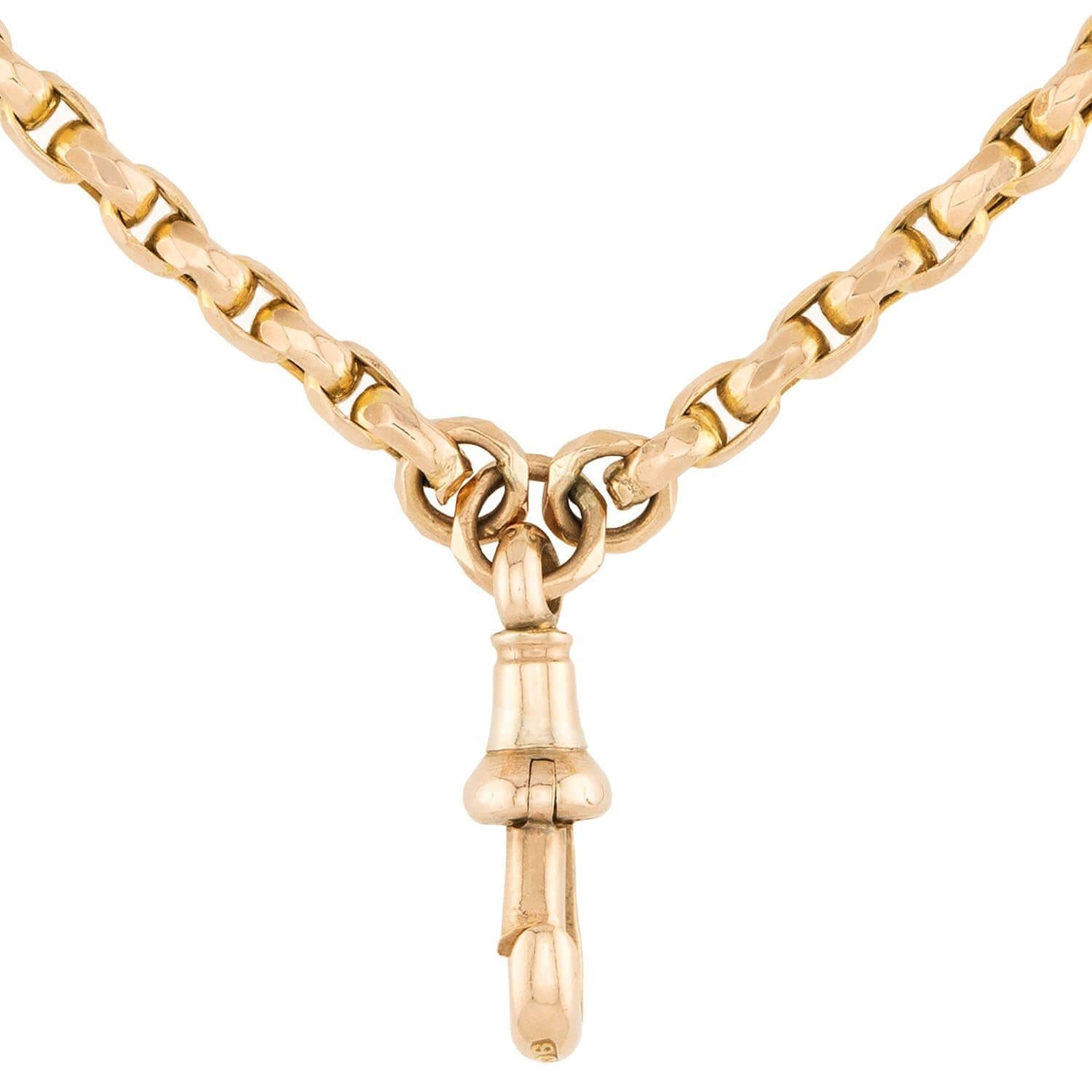 Un superbe collier de chaîne de montre de l'époque victorienne (vers les années 1880) ! Réalisé en or jaune 9k, ce collier est composé de maillons rolo entrelacés. La surface des maillons est facettée, ce qui donne un magnifique effet 