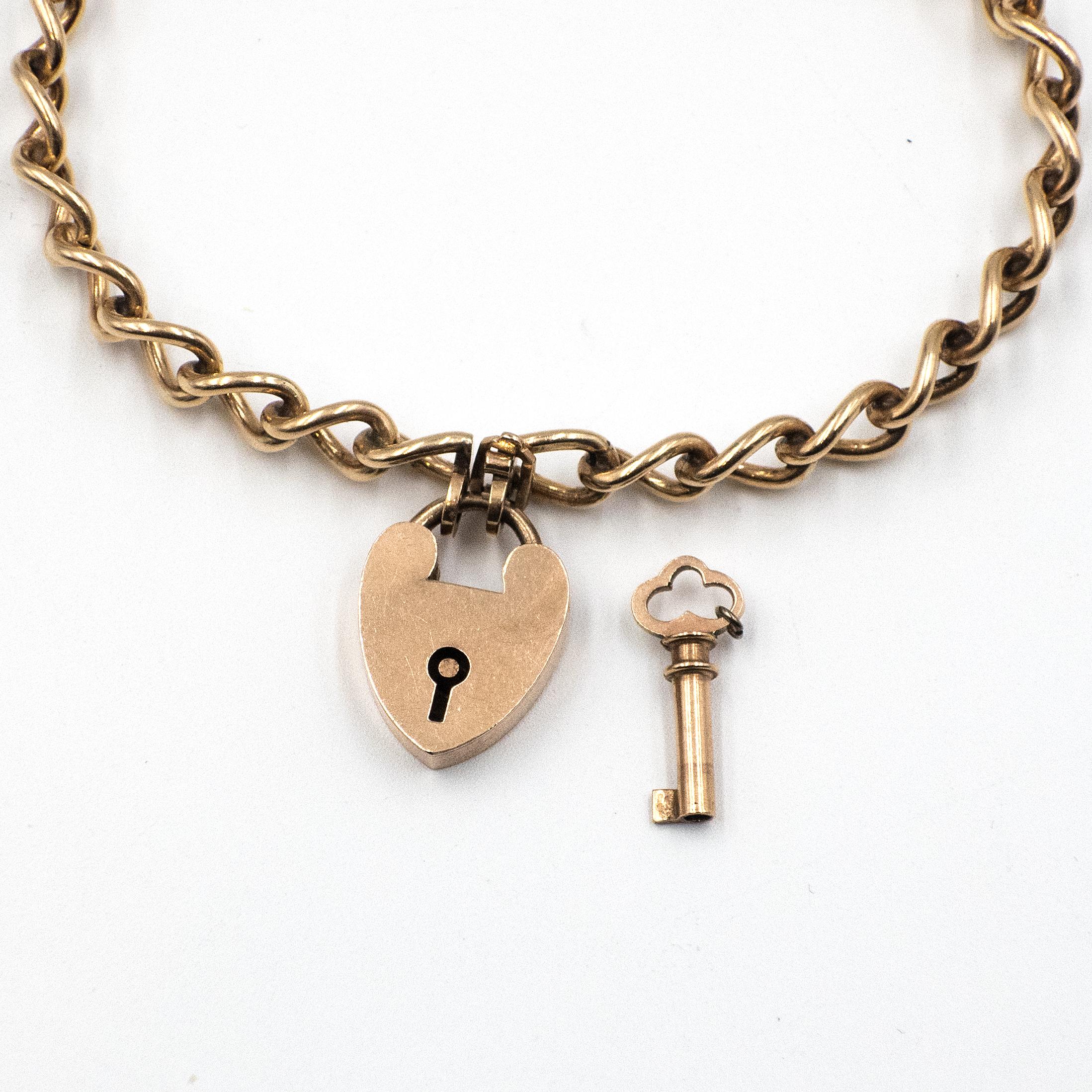 Victorien Bracelet victorien en or jaune 9K avec cadenas et clé en forme de cœur c. 1900s en vente