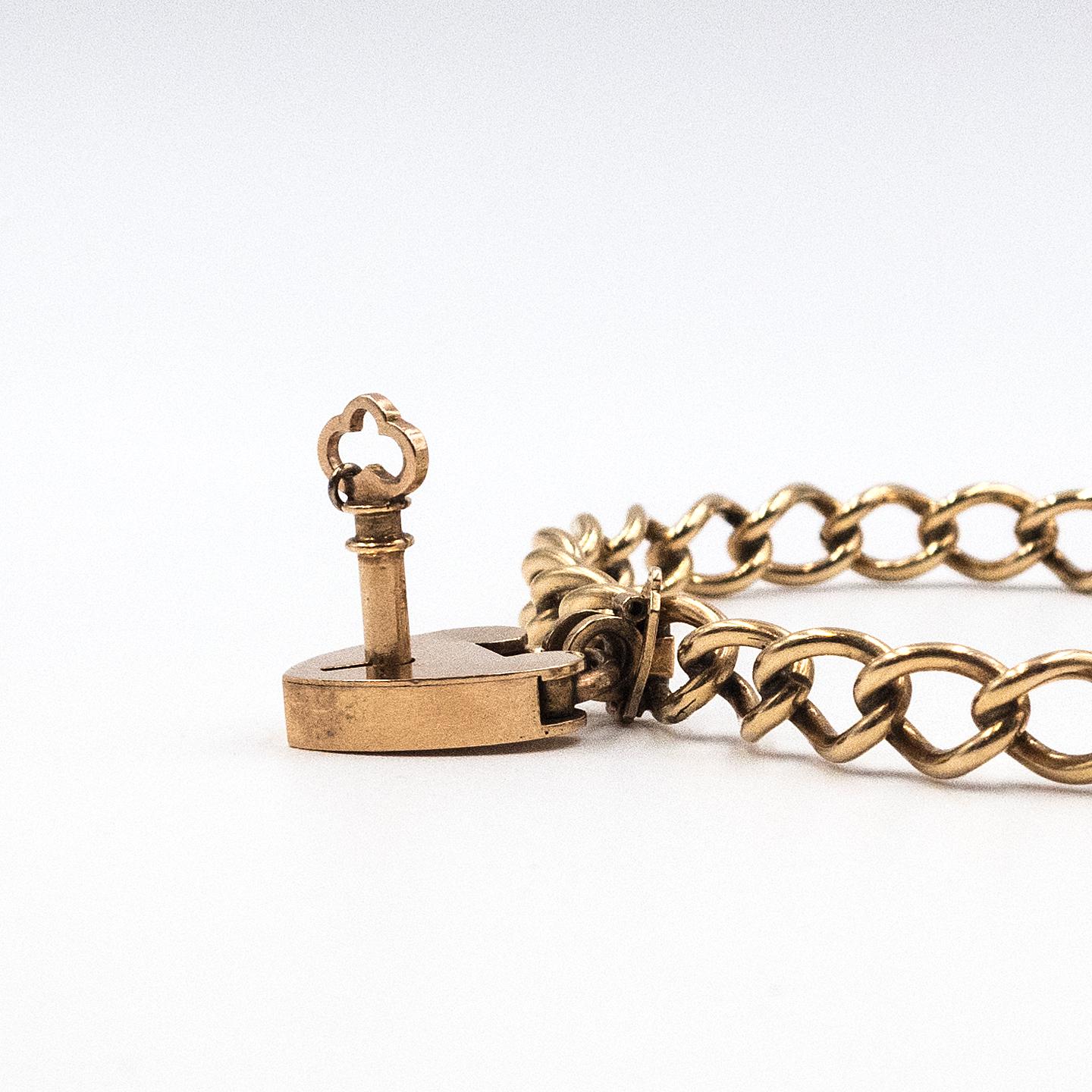 Bracelet victorien en or jaune 9K avec cadenas et clé en forme de cœur c. 1900s Excellent état - En vente à New York, NY
