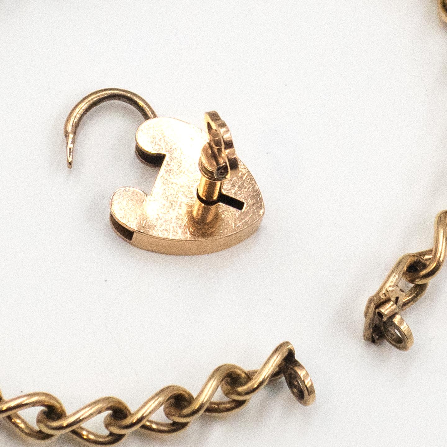 Bracelet victorien en or jaune 9K avec cadenas et clé en forme de cœur c. 1900s en vente 1