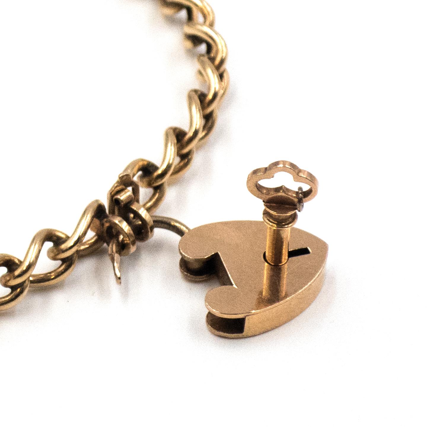 Bracelet victorien en or jaune 9K avec cadenas et clé en forme de cœur c. 1900s en vente 2
