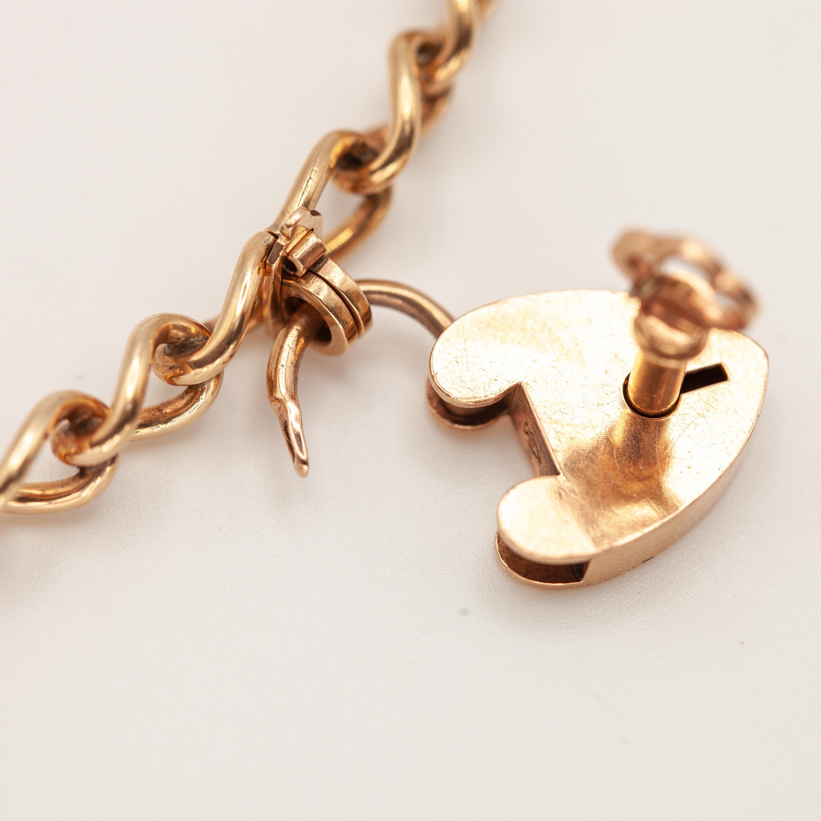 Bracelet victorien en or jaune 9K avec cadenas et clé en forme de cœur c. 1900s en vente 4