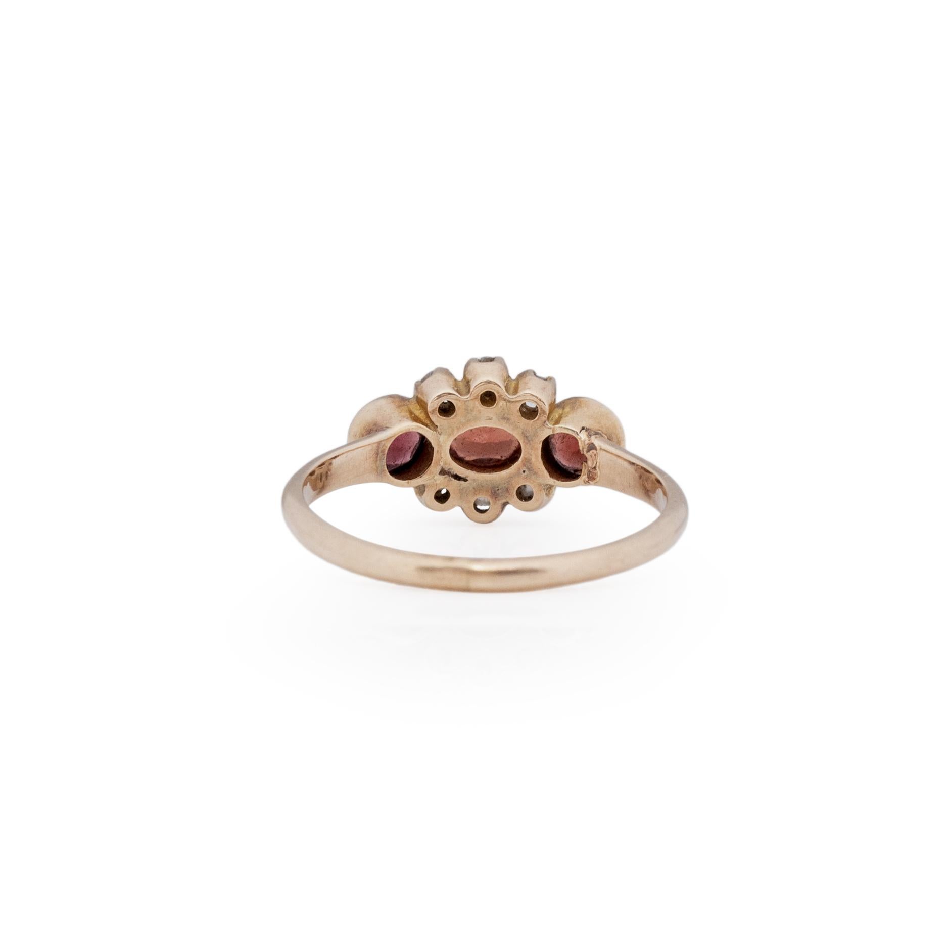 viktorianischer 9K Gelbgold Vintage-Ring mit drei Steinen, Granat und Diamant (Viktorianisch)