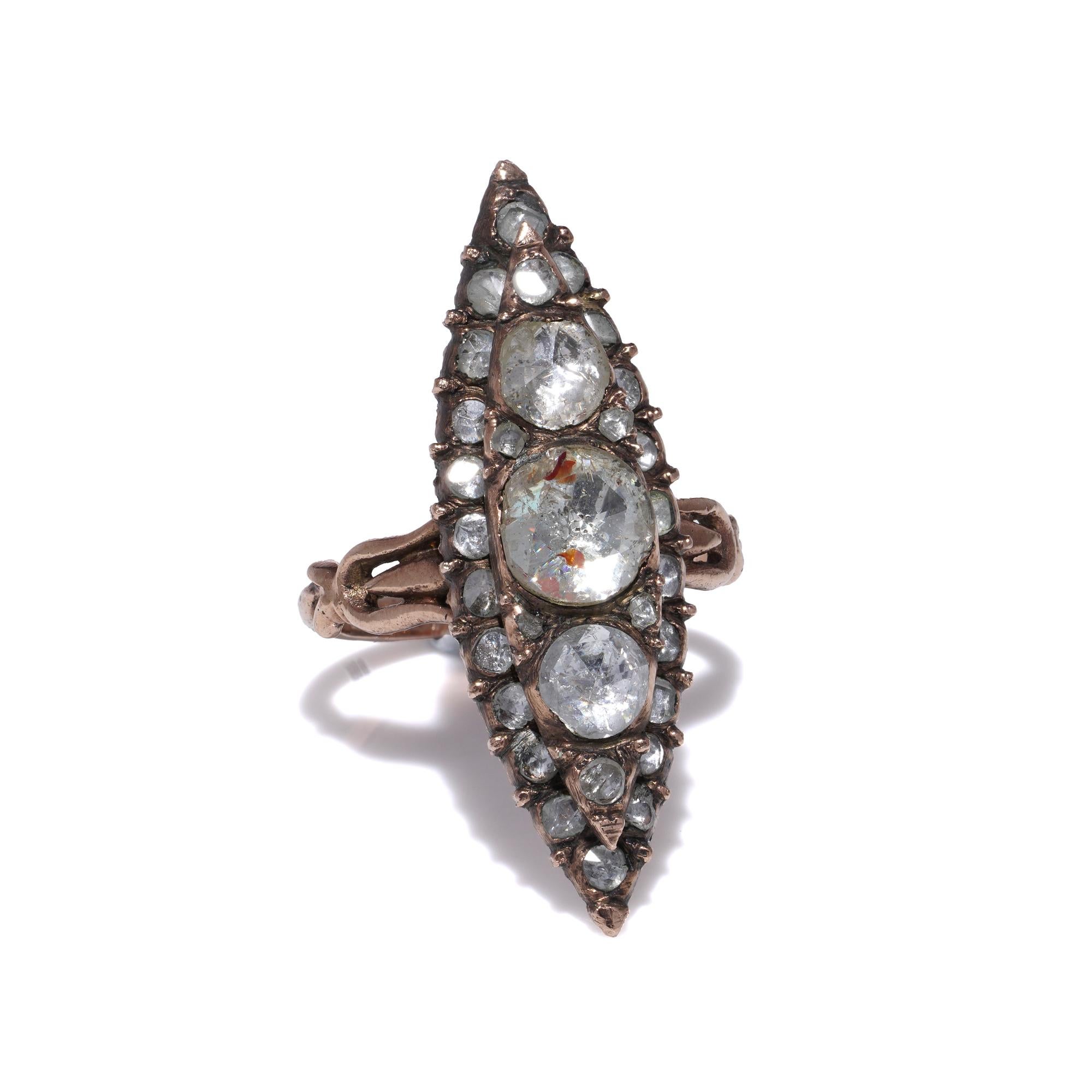 Viktorianischer Diamantring aus 9 Karat Gold in Marquise-Form mit Diamanten im Rosenschliff (1880er Jahre)

Beschreibung:
Ein länglicher, marquiseförmiger viktorianischer Ring aus den 1880er Jahren, gefertigt aus 9kt Gold. Der Ring ist mit insgesamt