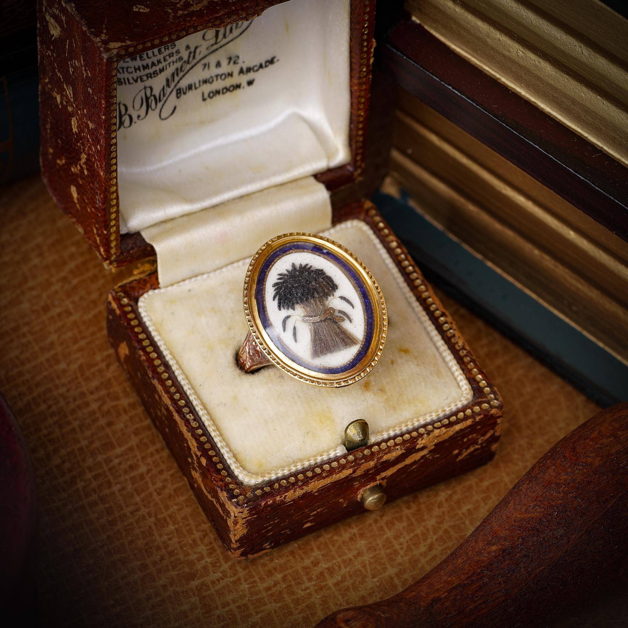 Victorian 9kt Gold Mourning Ring with Hairwork Sheaf of Wheat Motif In Good Condition For Sale In Braintree, GB
