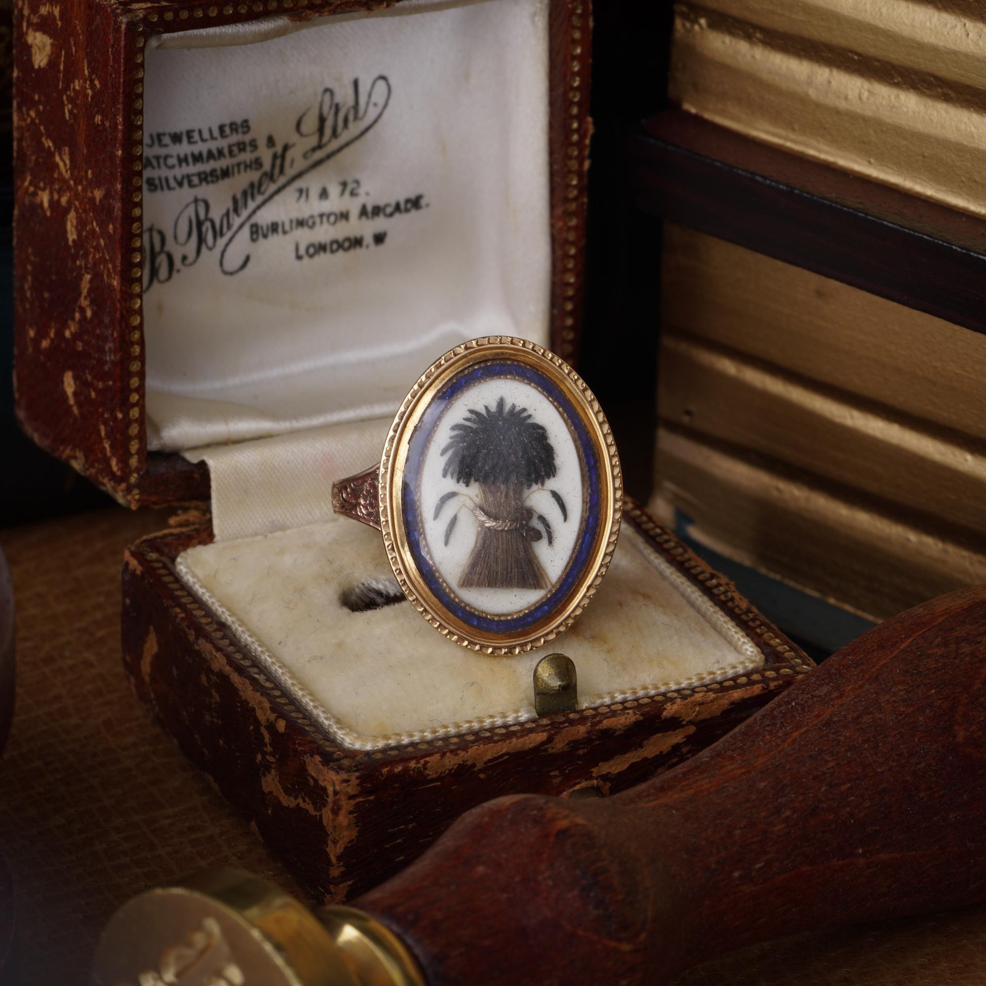Victorian 9kt Gold Mourning Ring with Hairwork Sheaf of Wheat Motif For Sale 1
