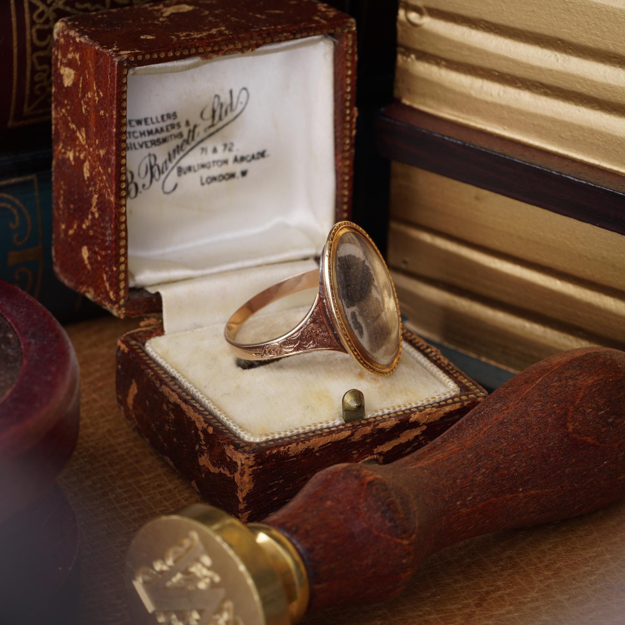 Victorian 9kt Gold Mourning Ring with Hairwork Sheaf of Wheat Motif For Sale 2