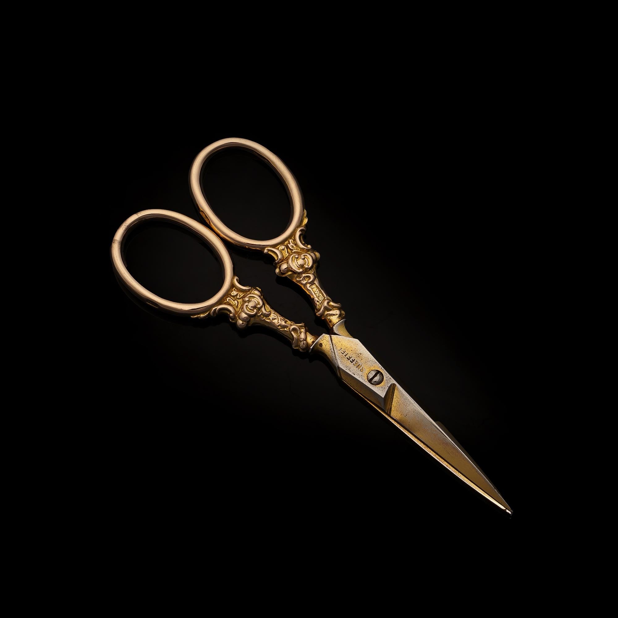 Victorian 9k gold scissors In Good Condition For Sale In Braintree, GB