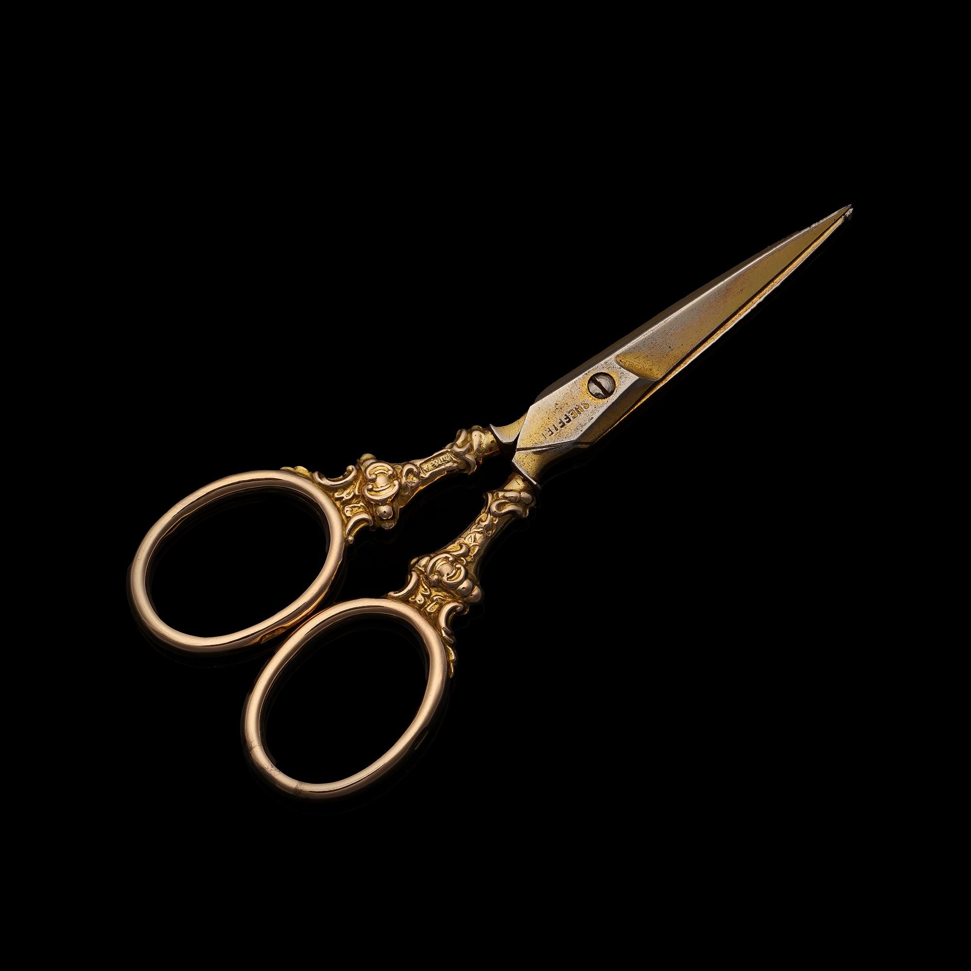 Late 19th Century Victorian 9k gold scissors For Sale