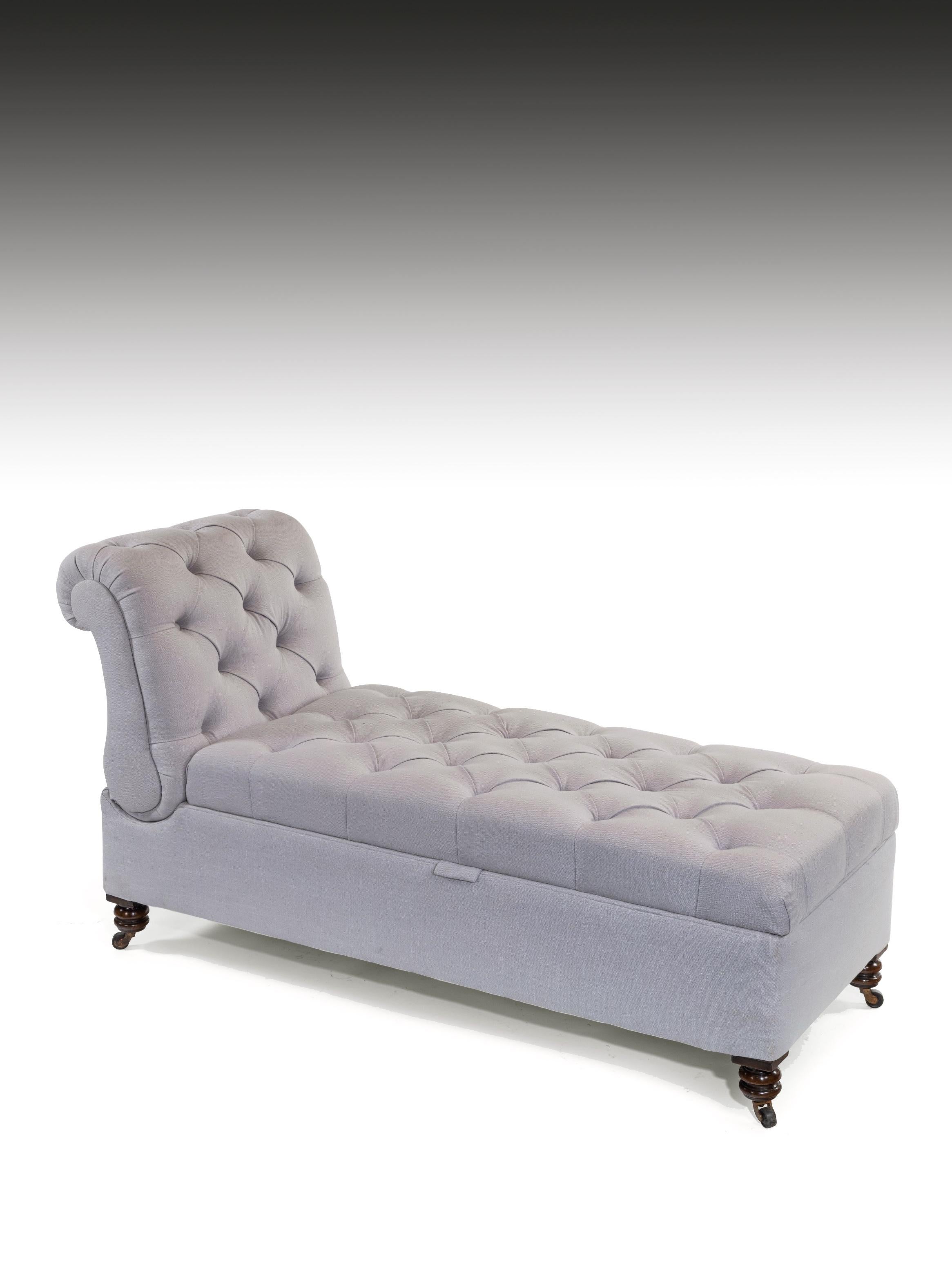 Good quality Victorian adjustable daybed, couch or ottoman upholstered in a neutral grey colored Voyage linen fabric, circa 1880. 

This stylish daybed has an adjustable ratcheted deep buttoned headrest allowing it to recline with a deep buttoned