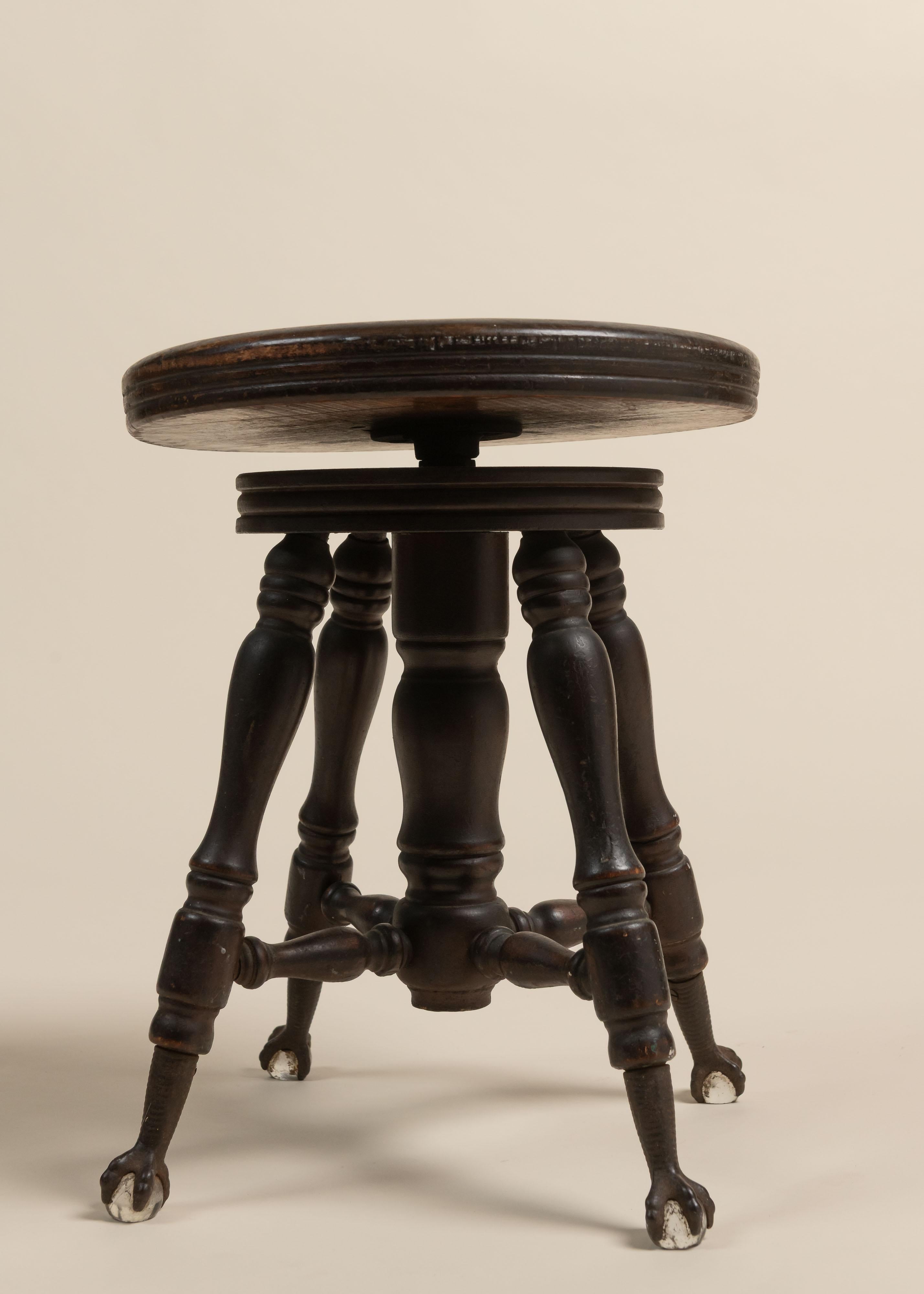 Vittoriano Sgabello vittoriano regolabile per pianoforte con piedi ad artiglio, USA, 1890 in vendita