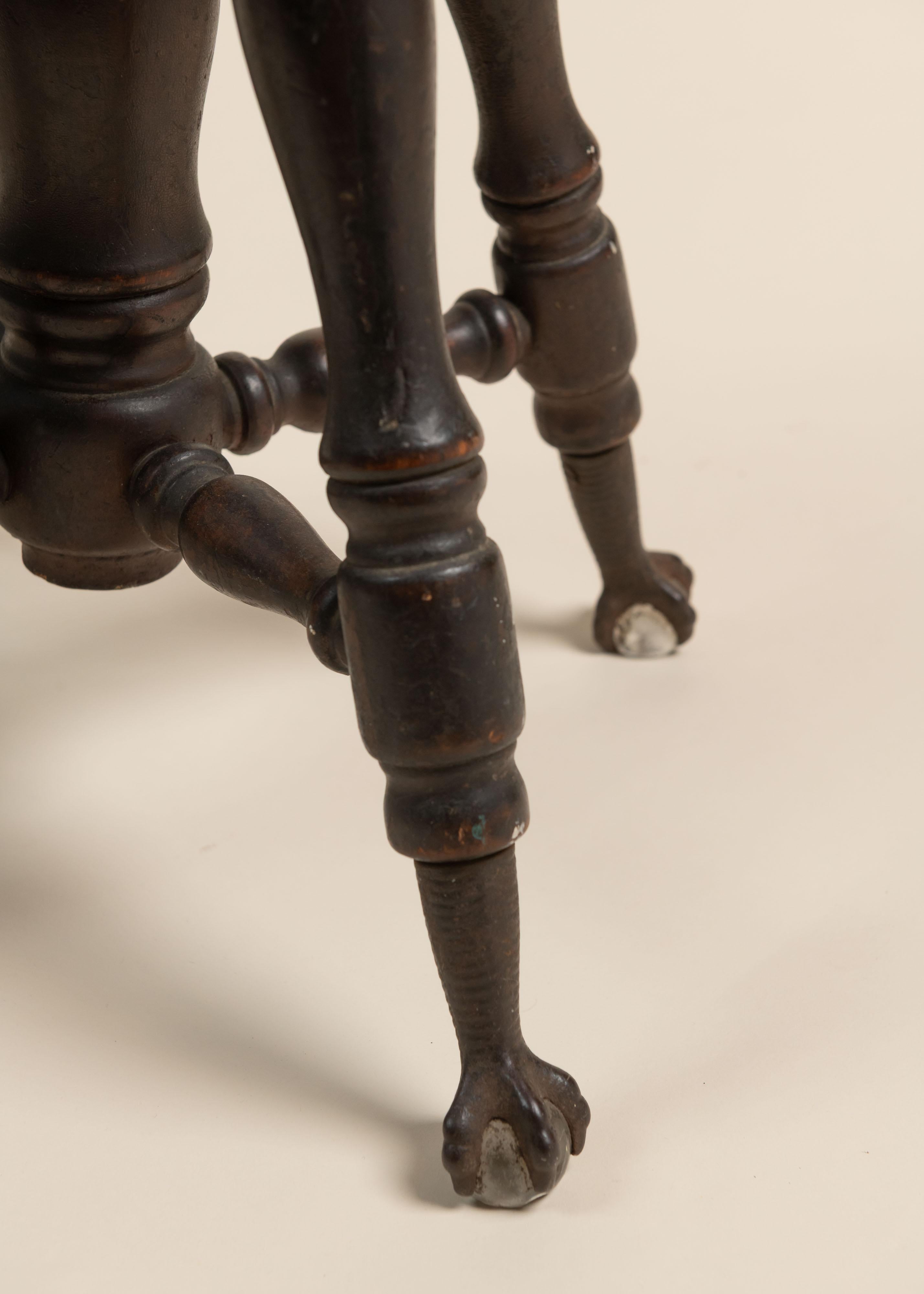 Nordamericano Sgabello vittoriano regolabile per pianoforte con piedi ad artiglio, USA, 1890 in vendita