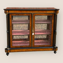 Armadio a due ante in Amboyna e vetro ebanizzato dell'Aesthetic Movement vittoriano