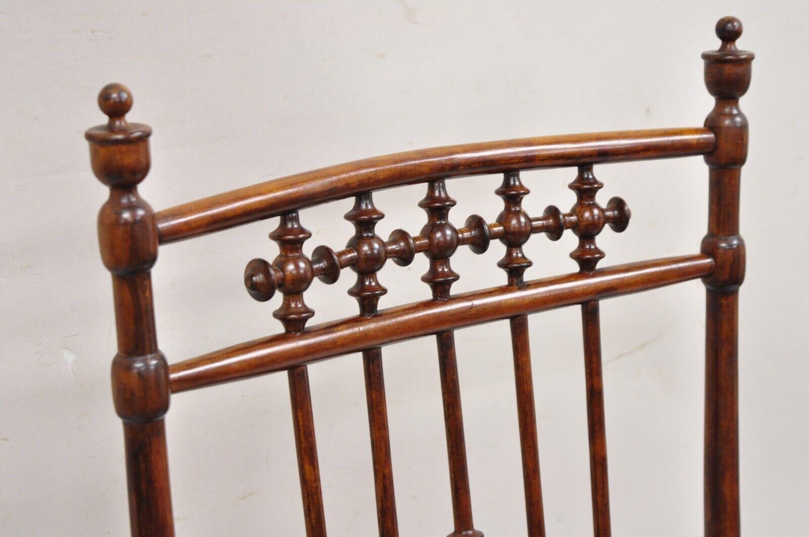 Antike viktorianische Ästhetische Bewegung Kastanienholz Stick und Ball Spindel Schaukelstuhl. Formschöner Holzrahmen, Sitz aus Schilfrohr, einzigartig gestaltete Rückenlehne, sehr schöner antiker Schaukelstuhl. Möglicherweise wurde er im Laufe der